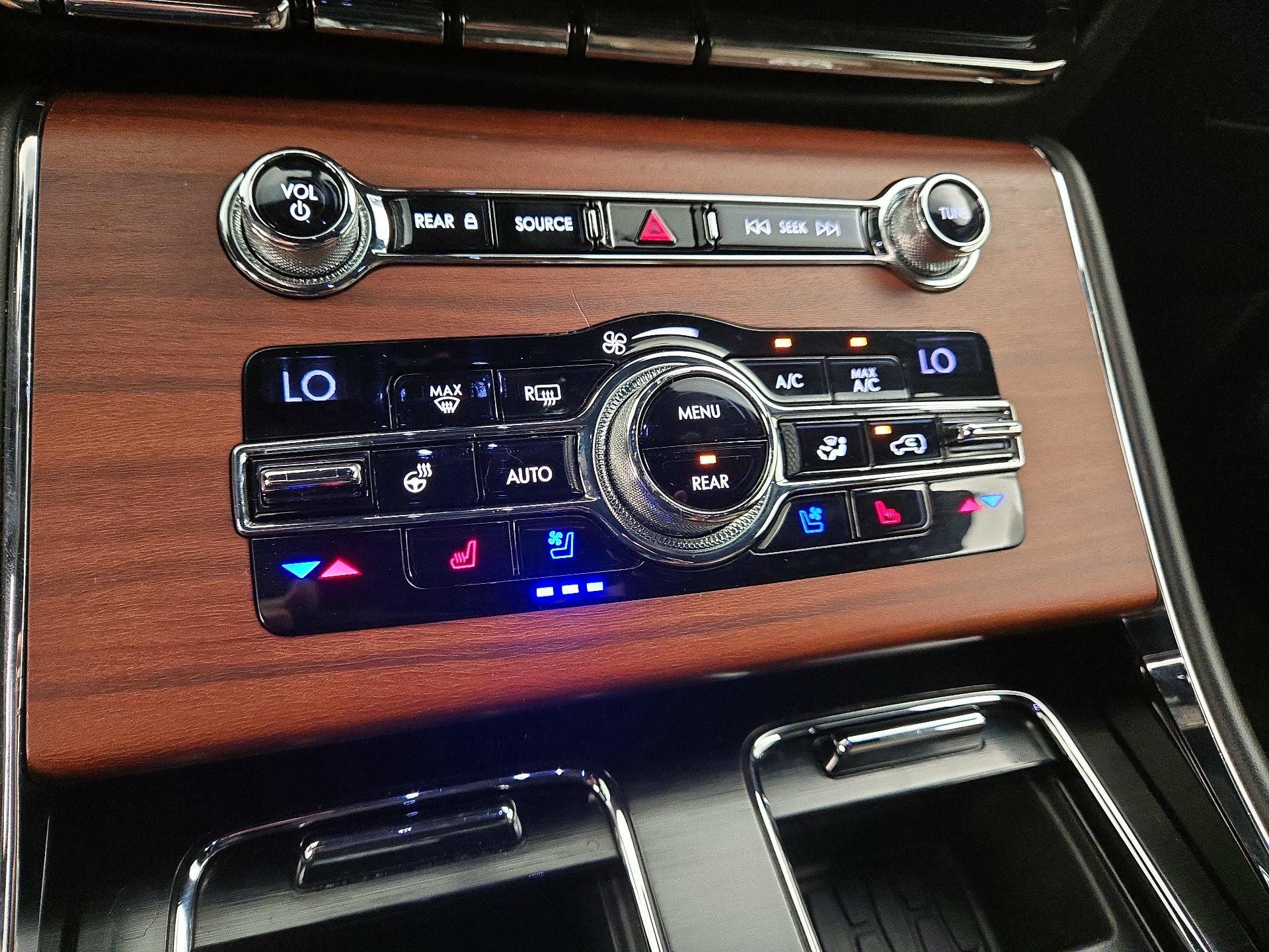 Thumbnail: 2020 Lincoln Aviator - 17