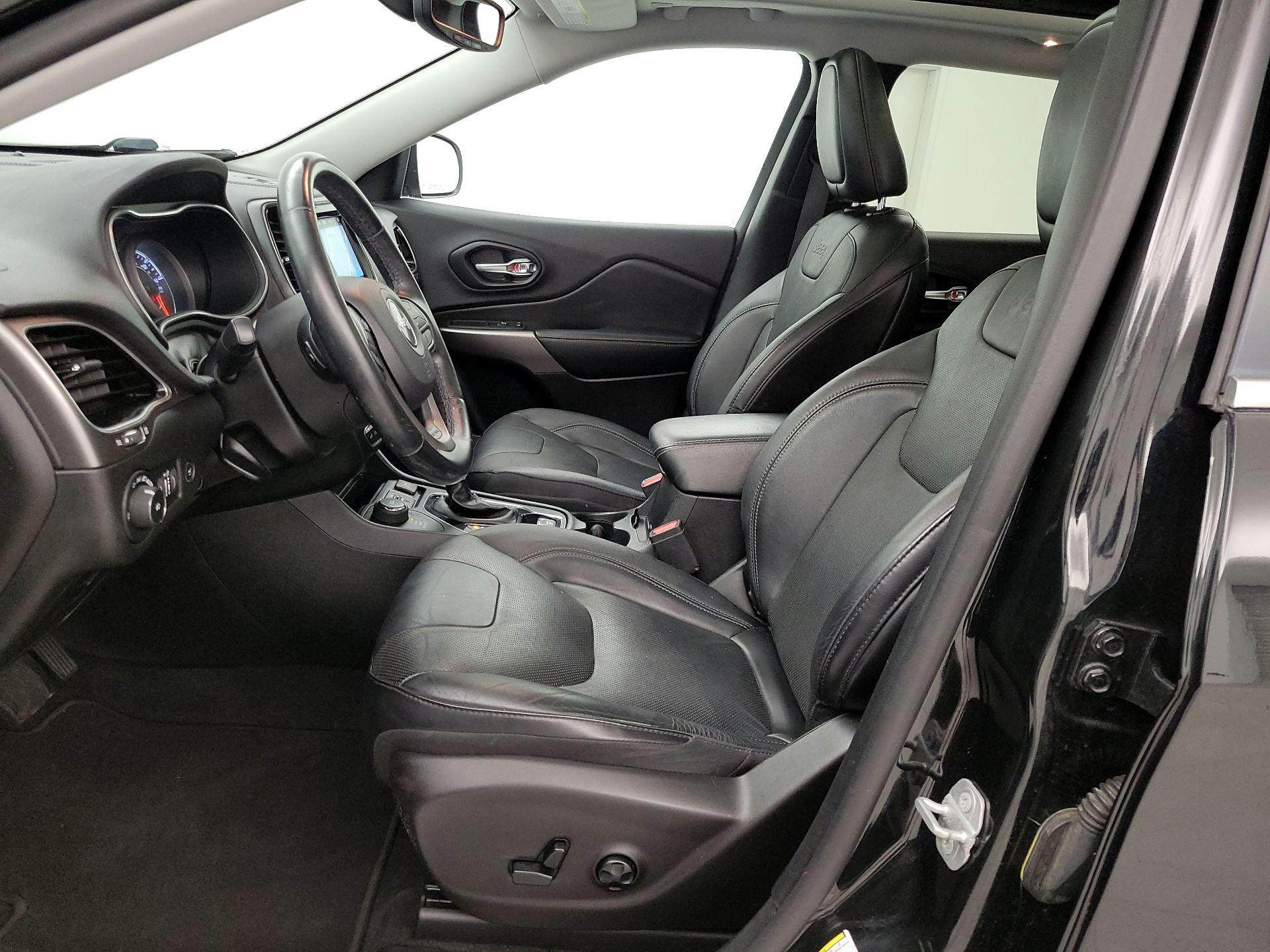 Thumbnail: 2019 Jeep Cherokee - 11
