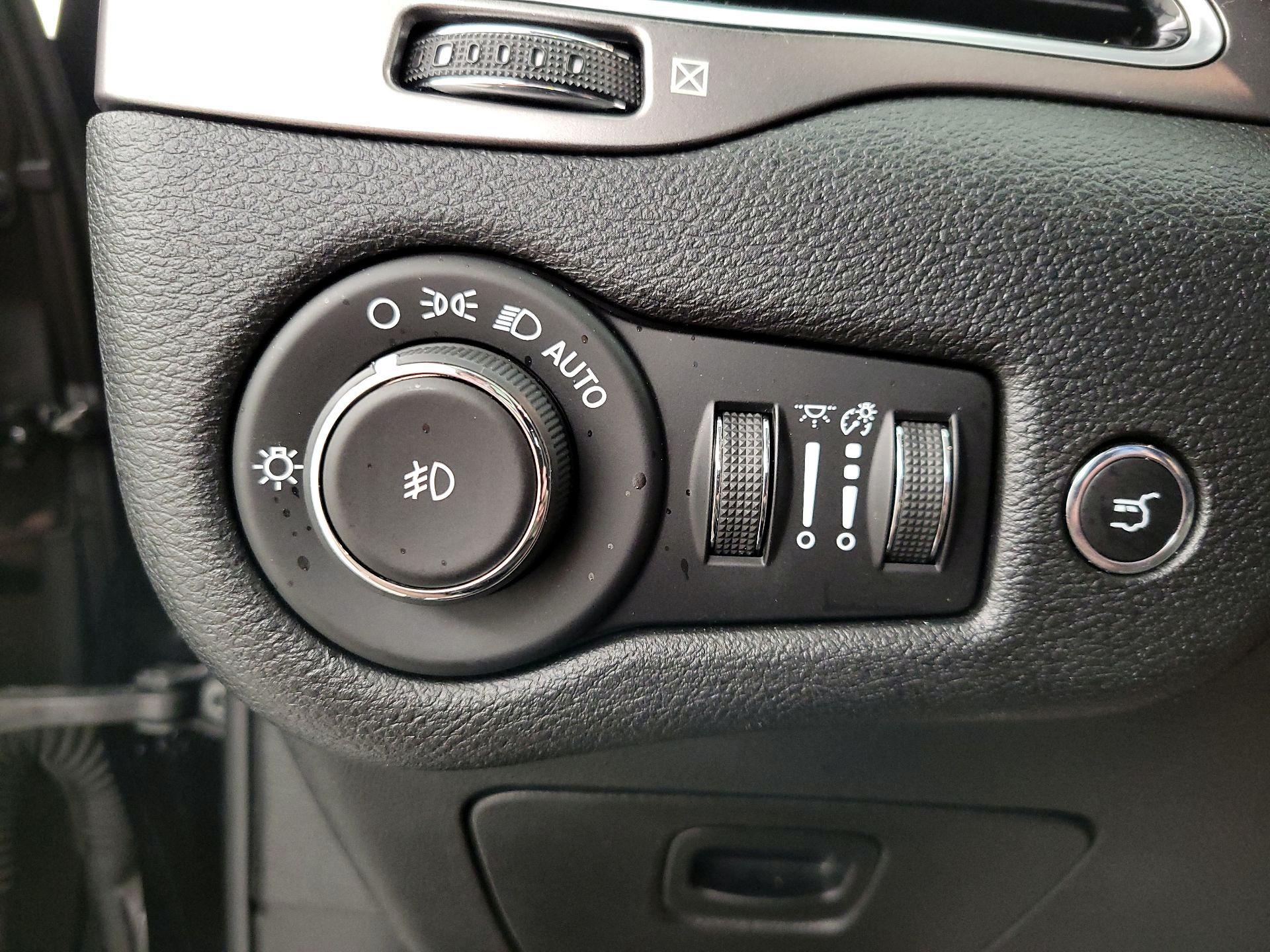 Thumbnail: 2019 Jeep Cherokee - 13