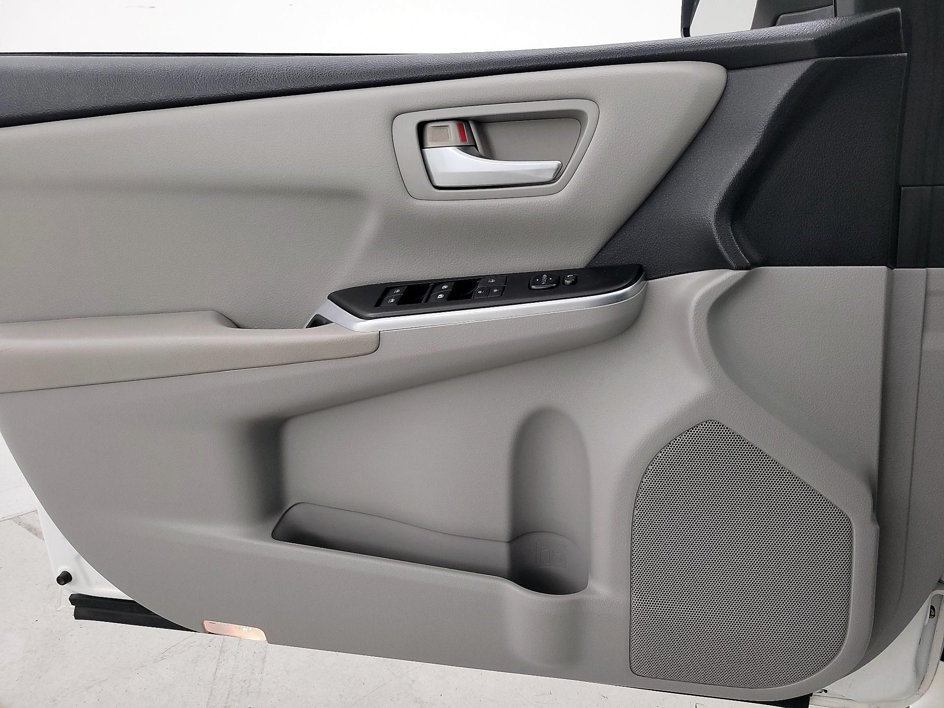 Thumbnail: 2015 Toyota Camry - 12