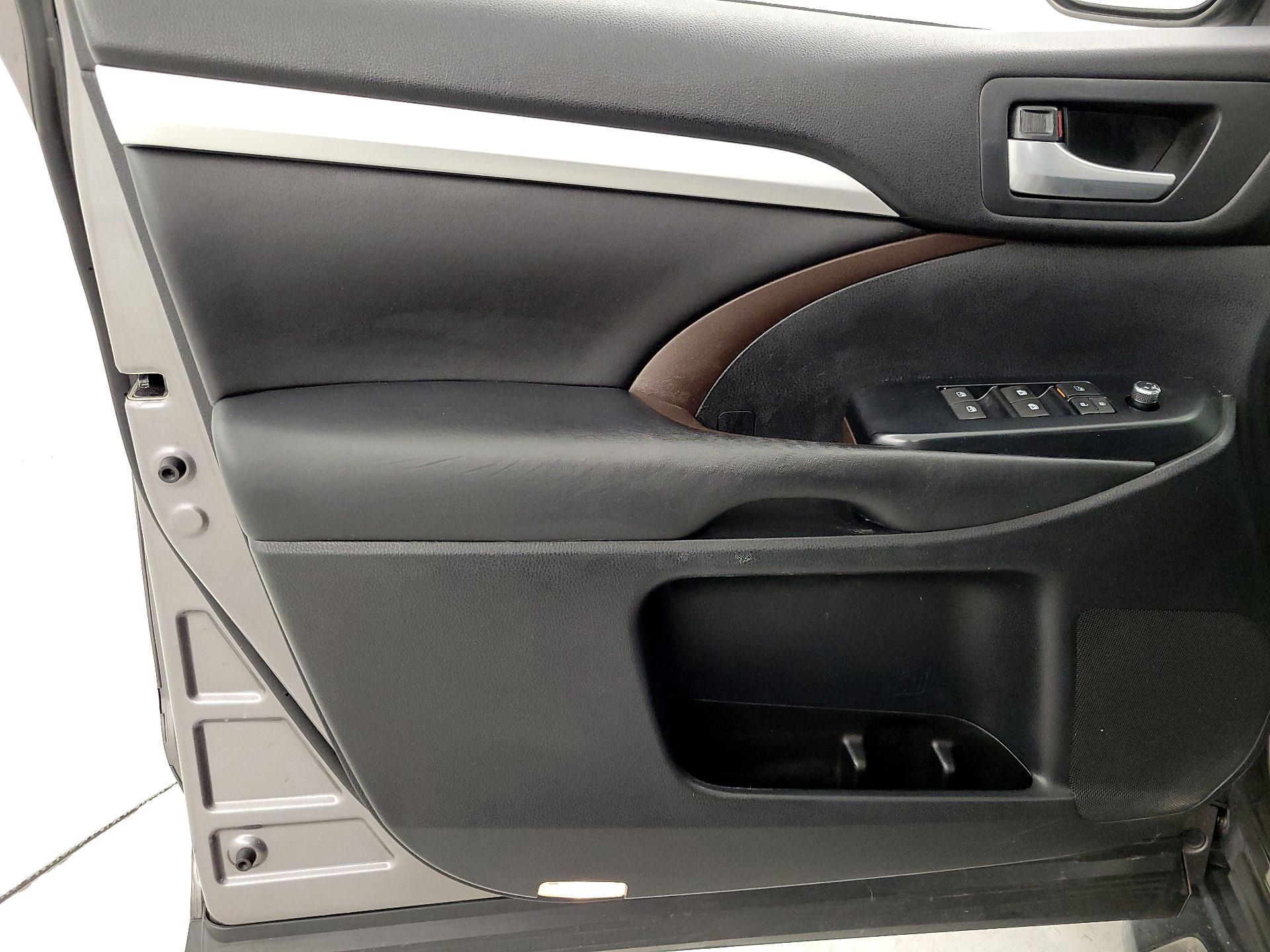 Thumbnail: 2018 Toyota Highlander - 12