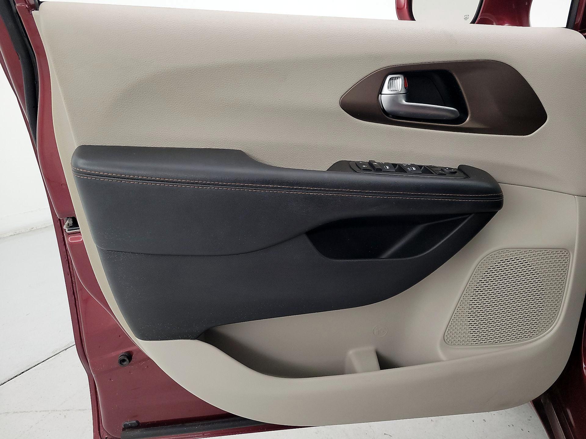 Thumbnail: 2019 Chrysler Pacifica - 12
