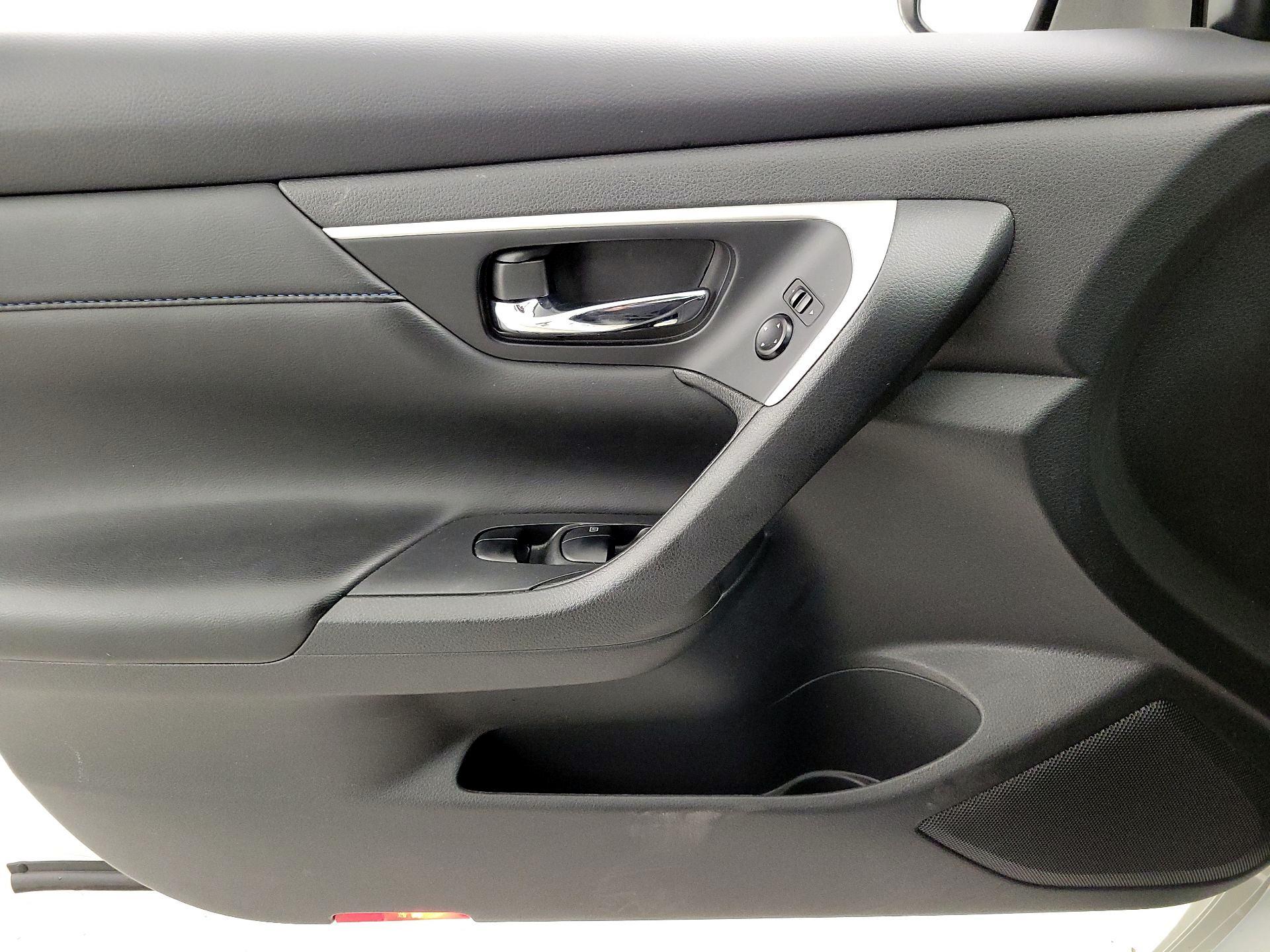 Thumbnail: 2016 Nissan Altima - 12