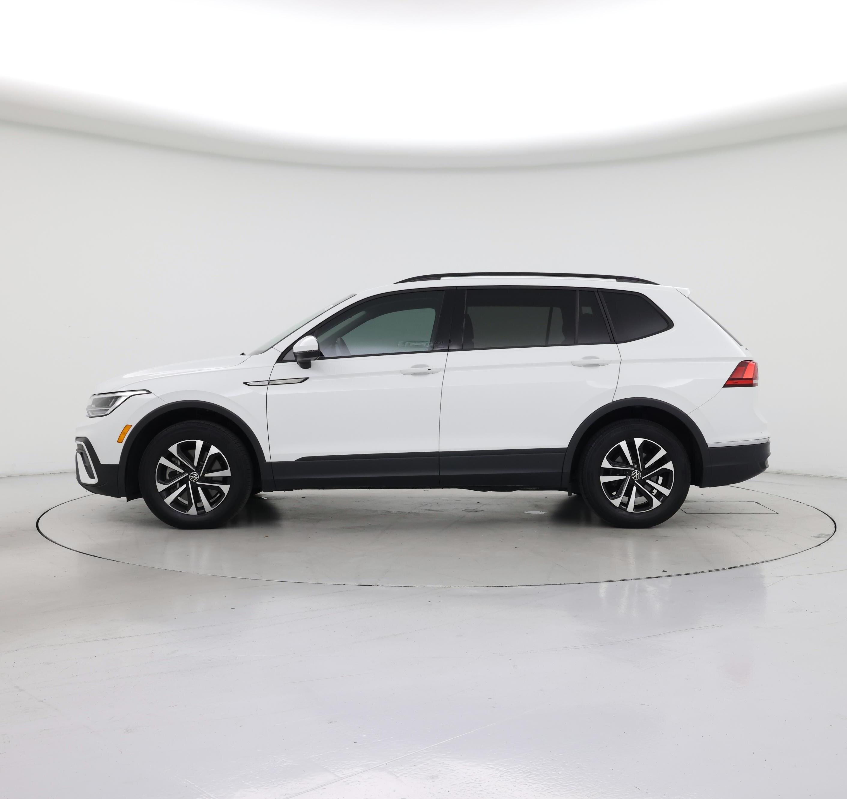 Thumbnail: 2023 Volkswagen Tiguan - 3