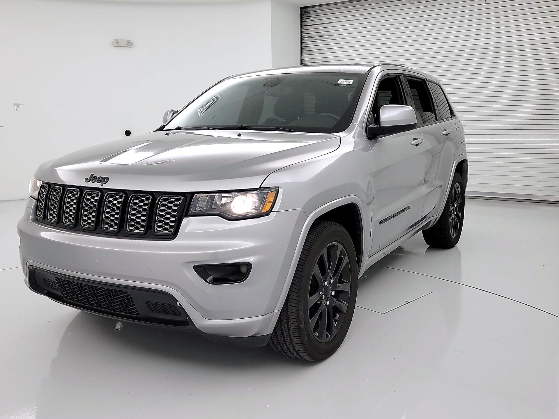 Thumbnail: 2018 Jeep Grand Cherokee - 3