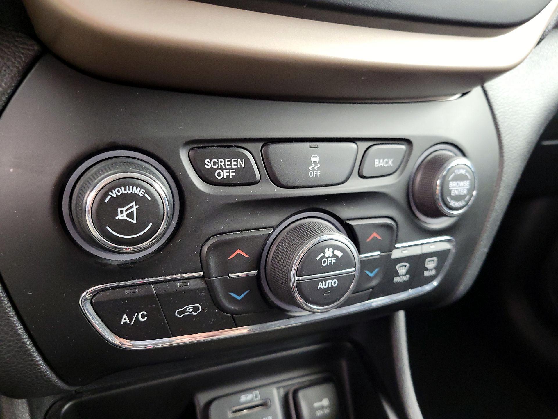 Thumbnail: 2017 Jeep Cherokee - 17