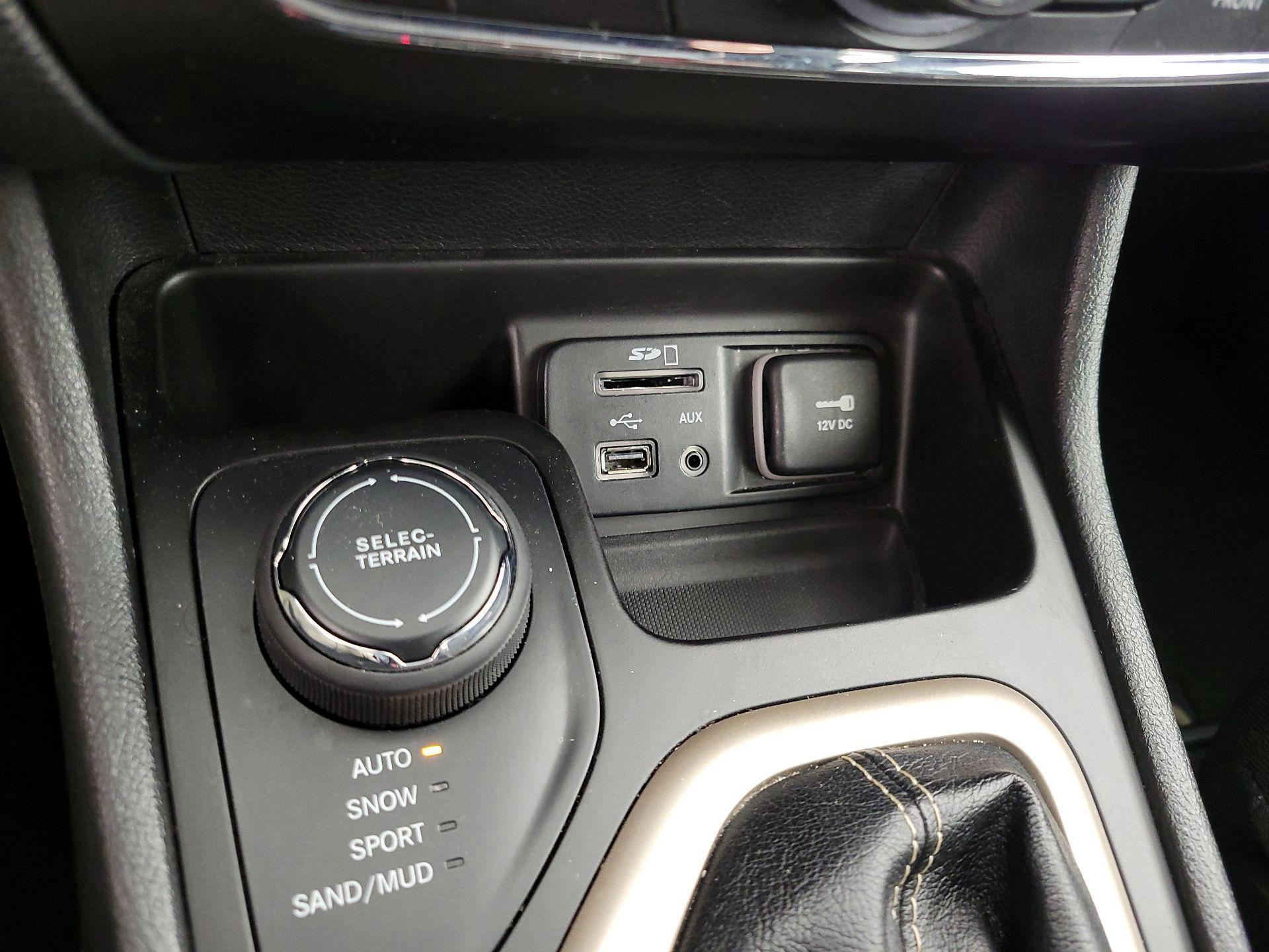 Thumbnail: 2017 Jeep Cherokee - 19