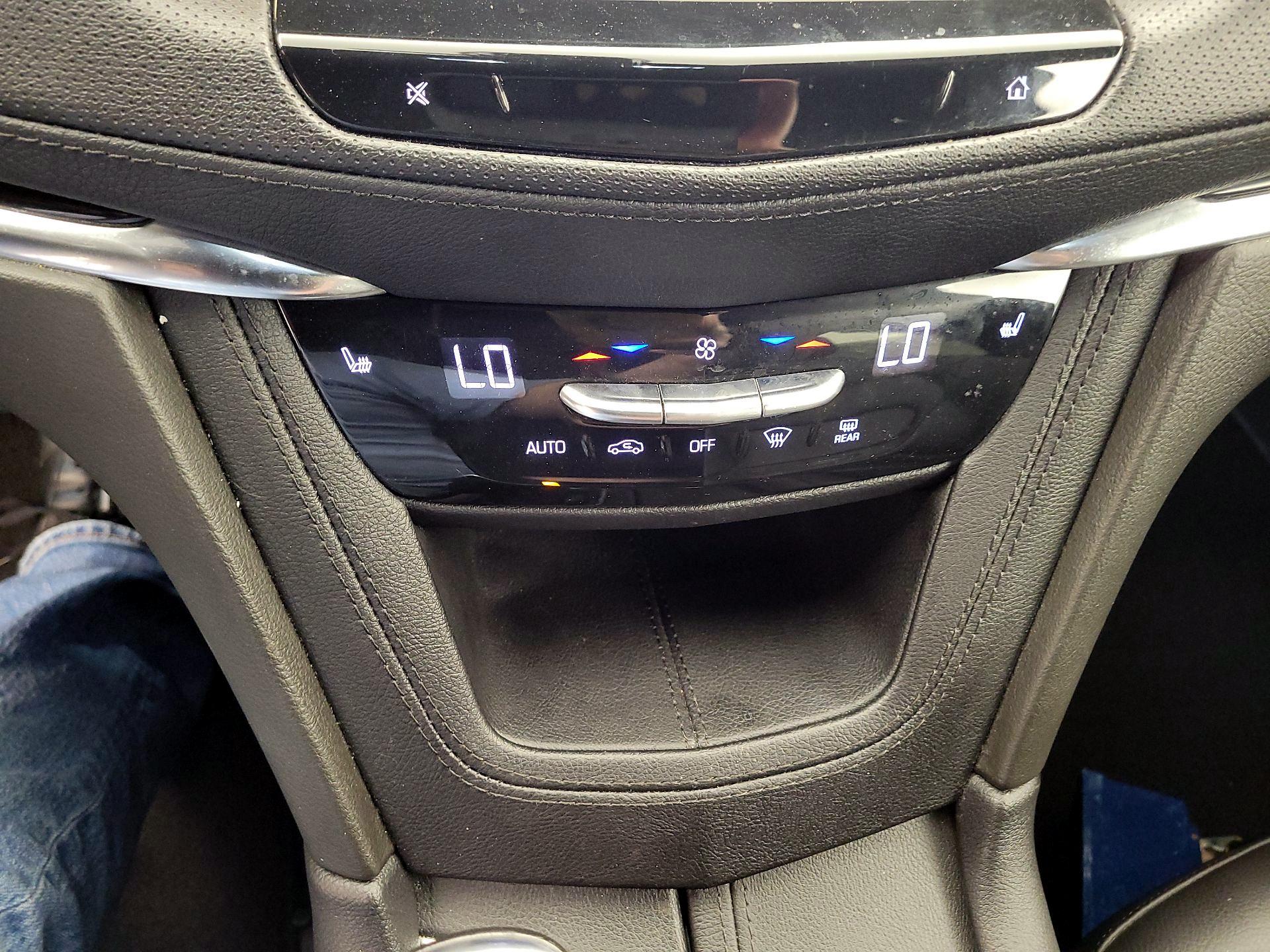 Thumbnail: 2022 Cadillac XT6 - 16