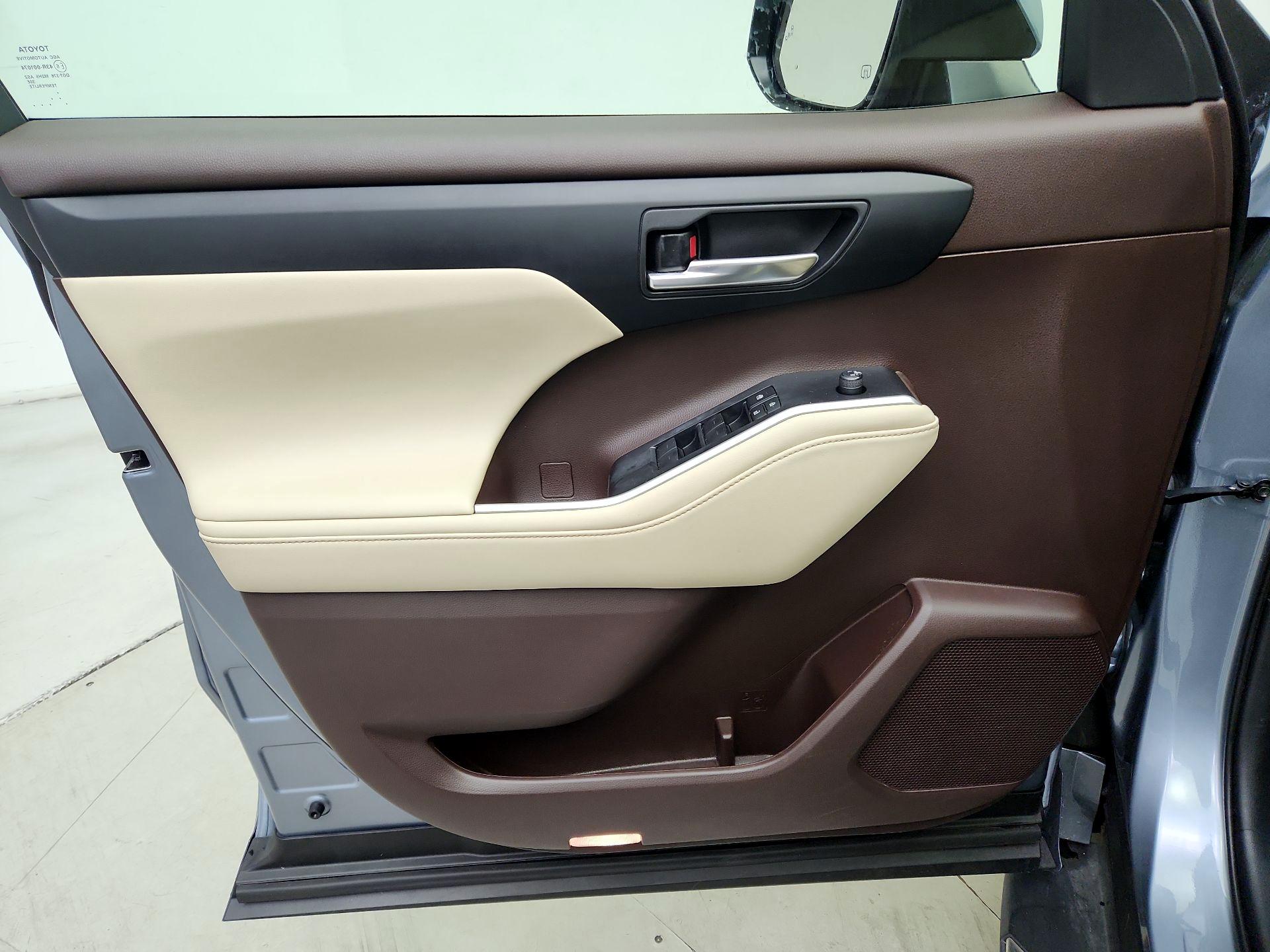 Thumbnail: 2021 Toyota Highlander - 12