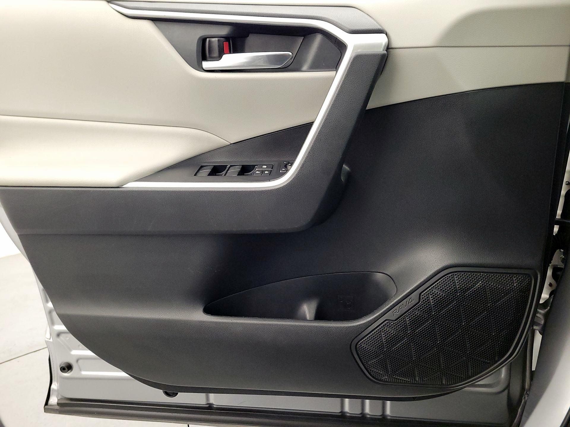 Thumbnail: 2020 Toyota RAV4 - 12