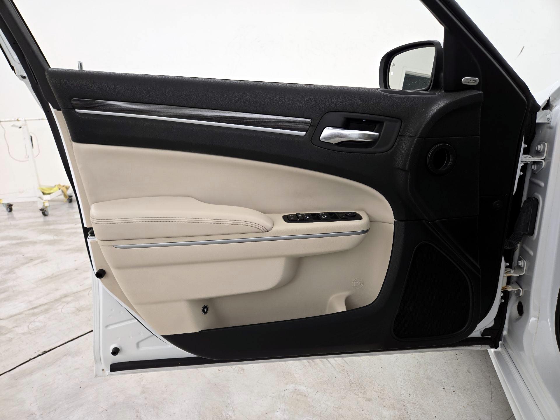 Thumbnail: 2022 Chrysler 300 - 12