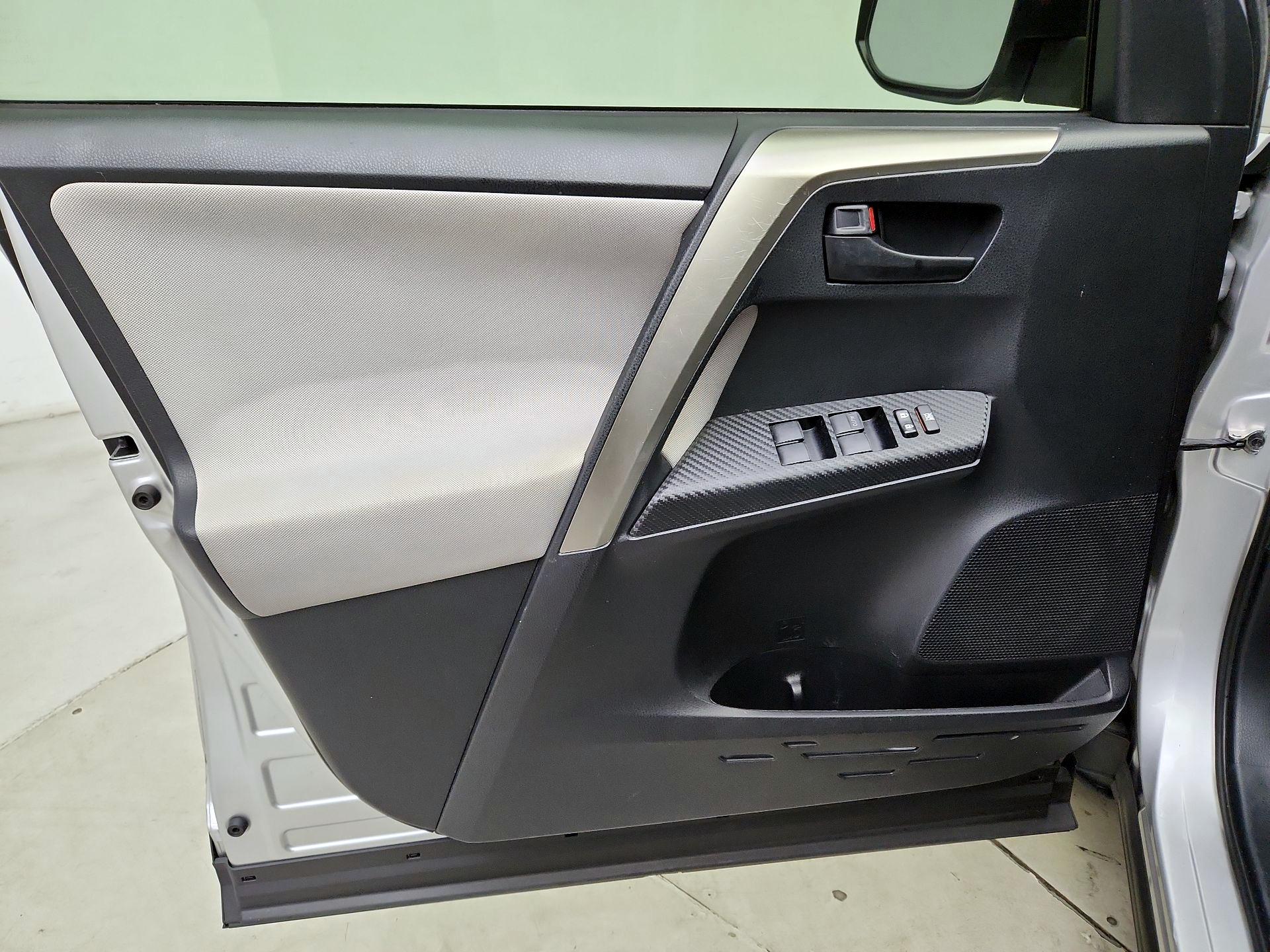 Thumbnail: 2015 Toyota RAV4 - 12