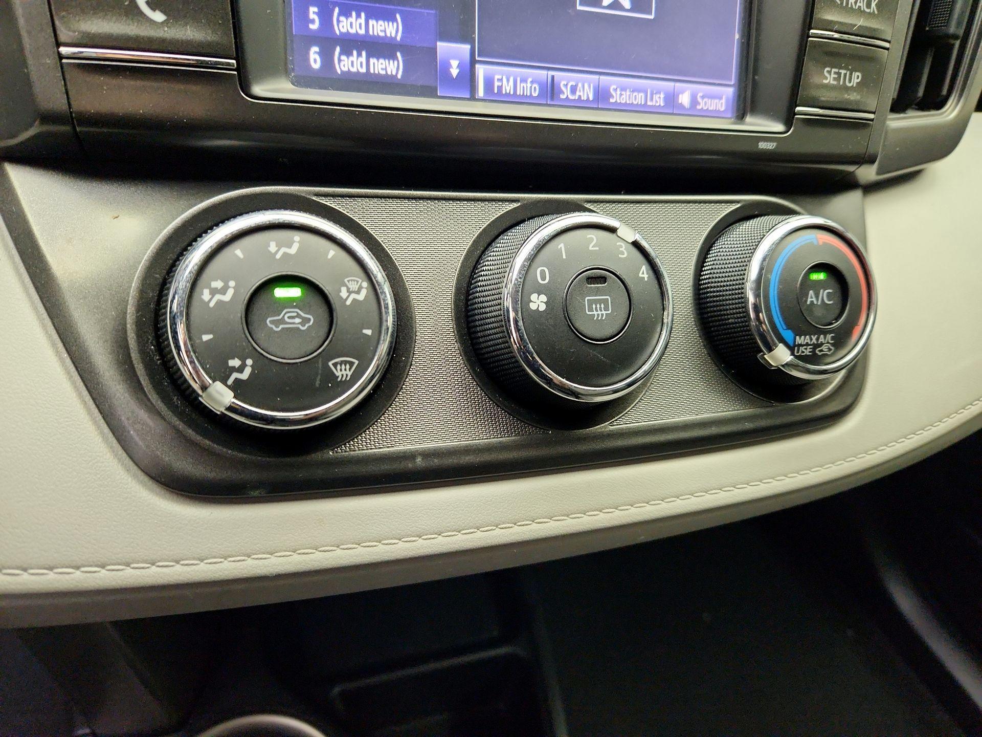 Thumbnail: 2015 Toyota RAV4 - 16