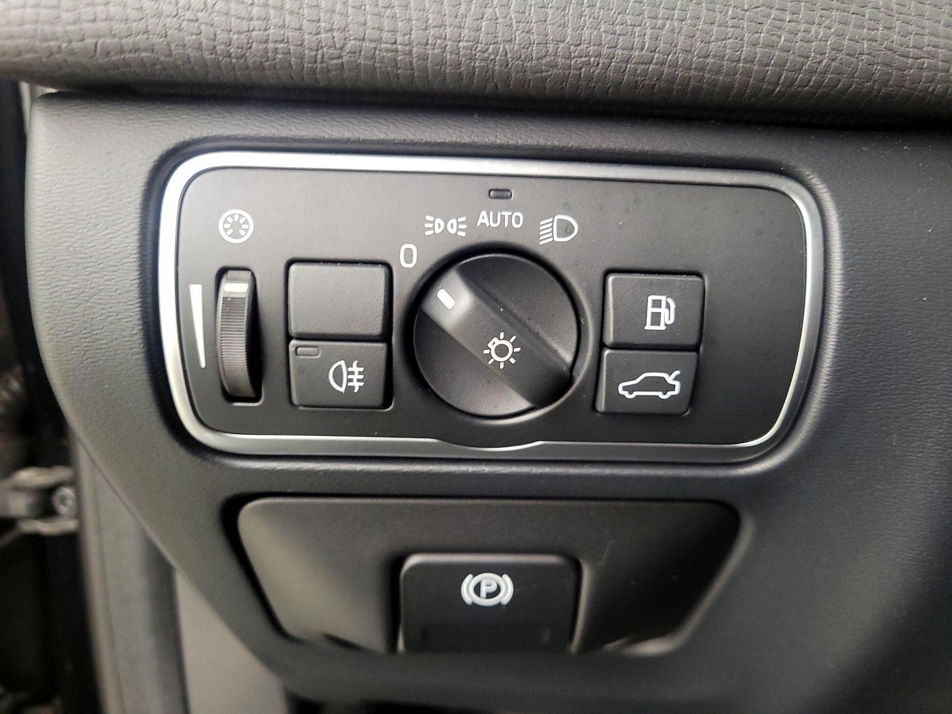 Thumbnail: 2016 Volvo XC60 - 13