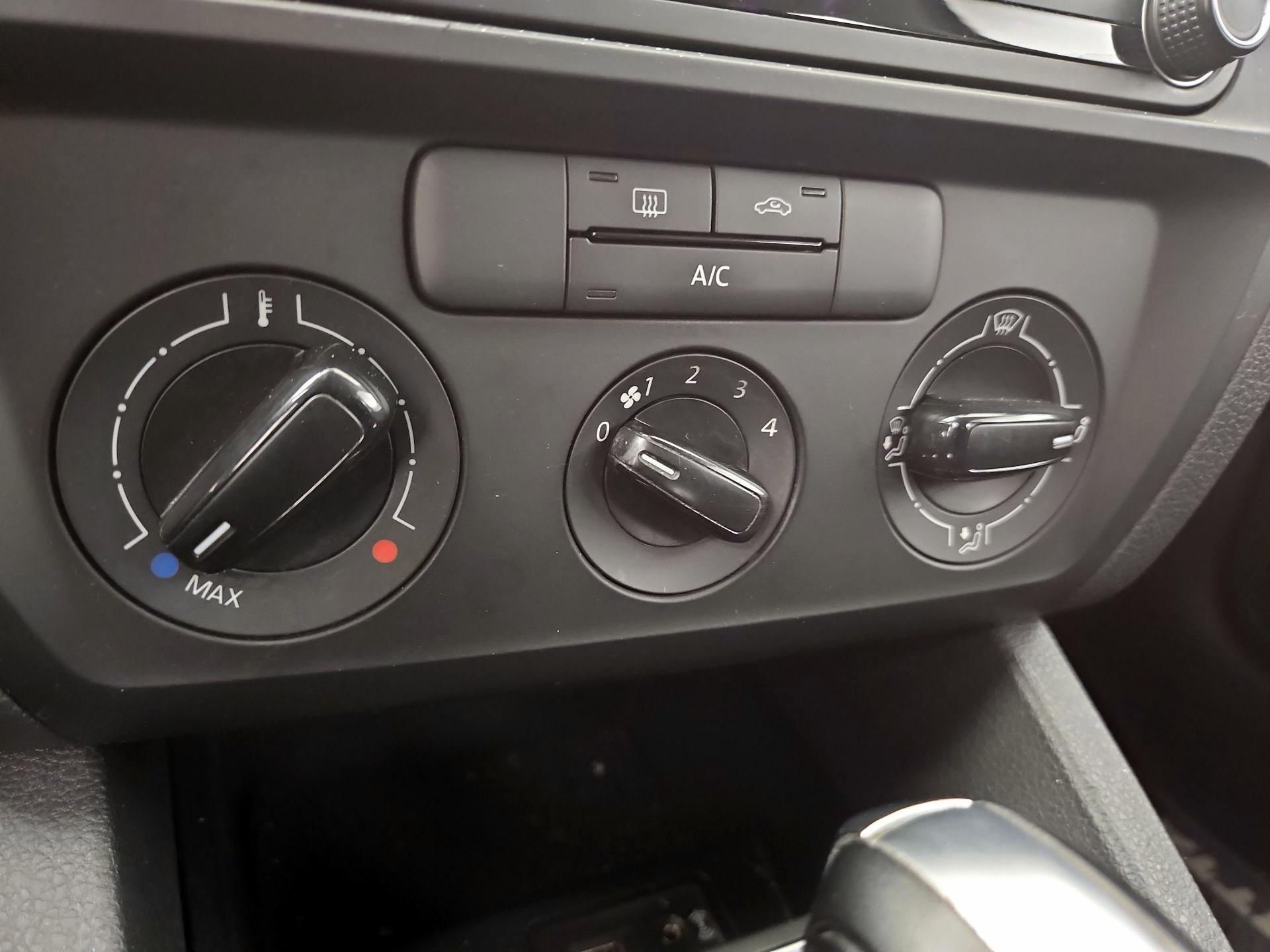 Thumbnail: 2016 Volkswagen Jetta - 16