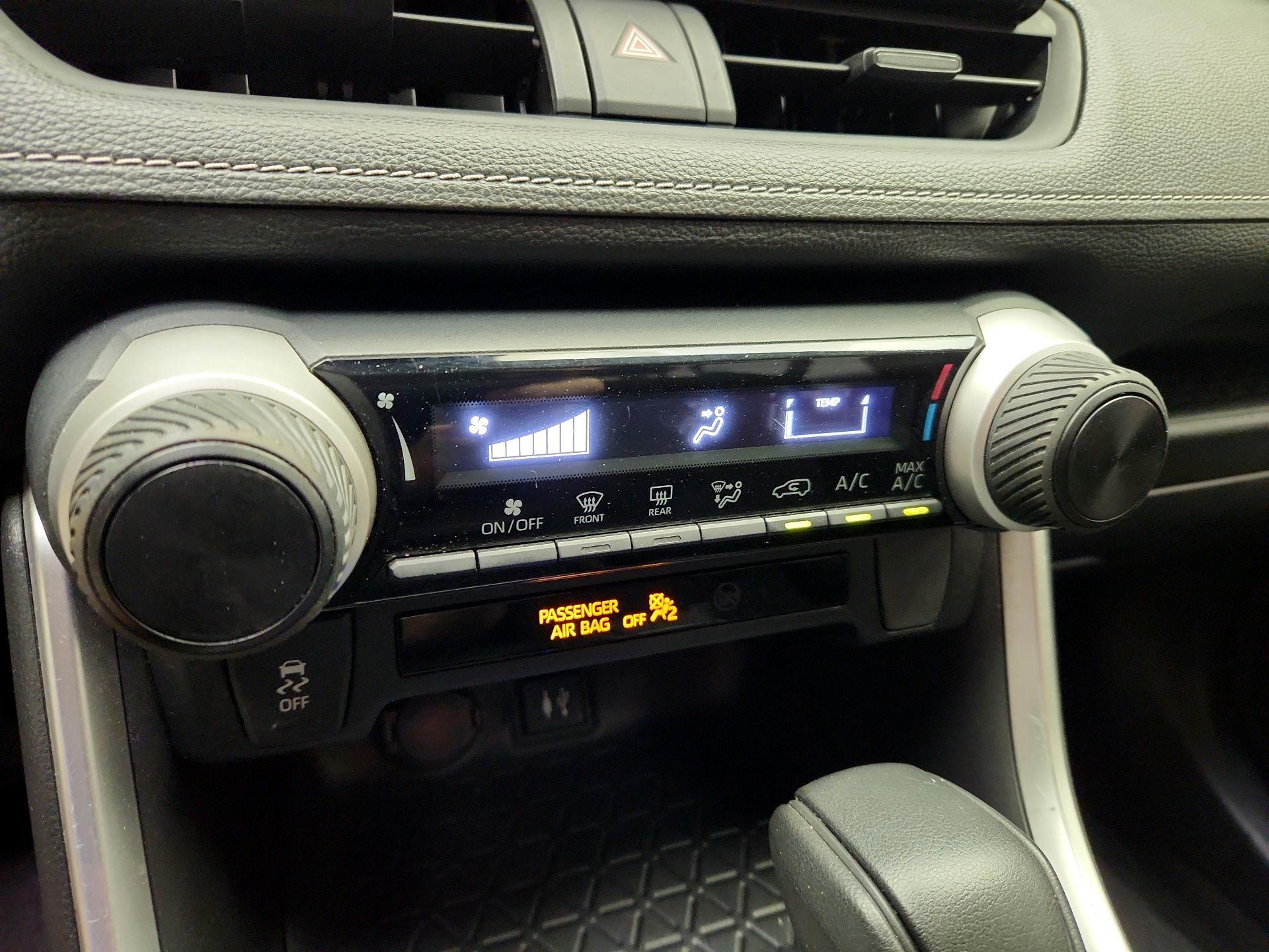 Thumbnail: 2019 Toyota RAV4 - 16