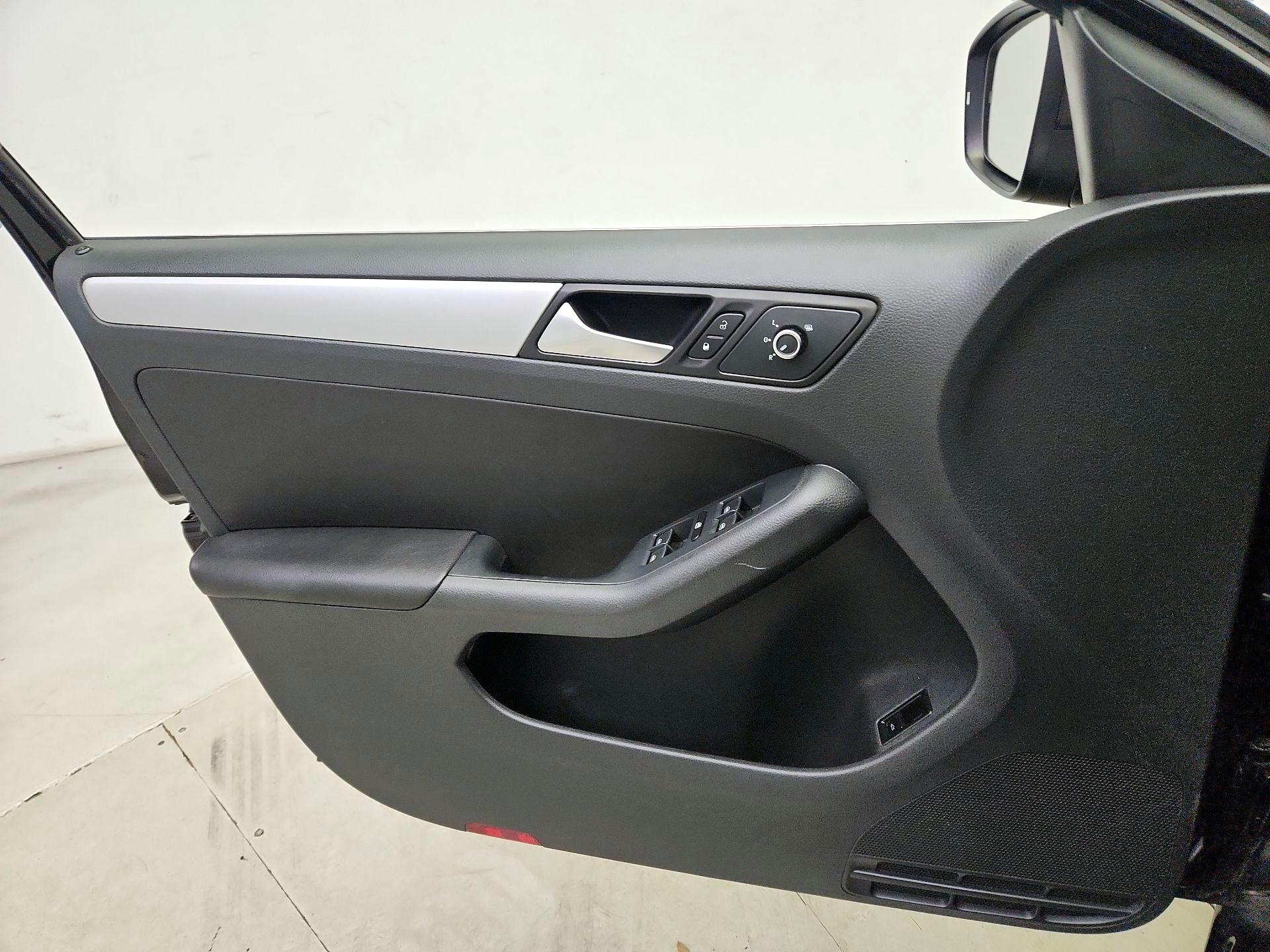 Thumbnail: 2014 Volkswagen Jetta - 12