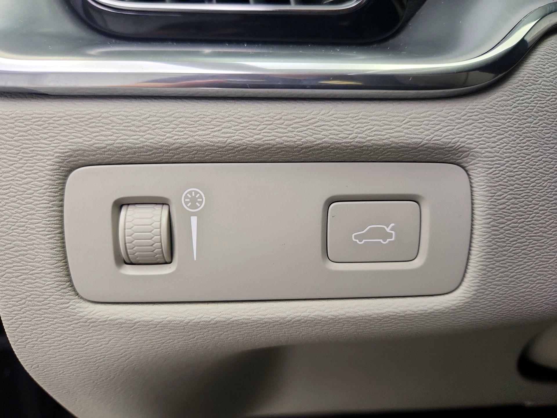 Thumbnail: 2018 Volvo XC60 - 13