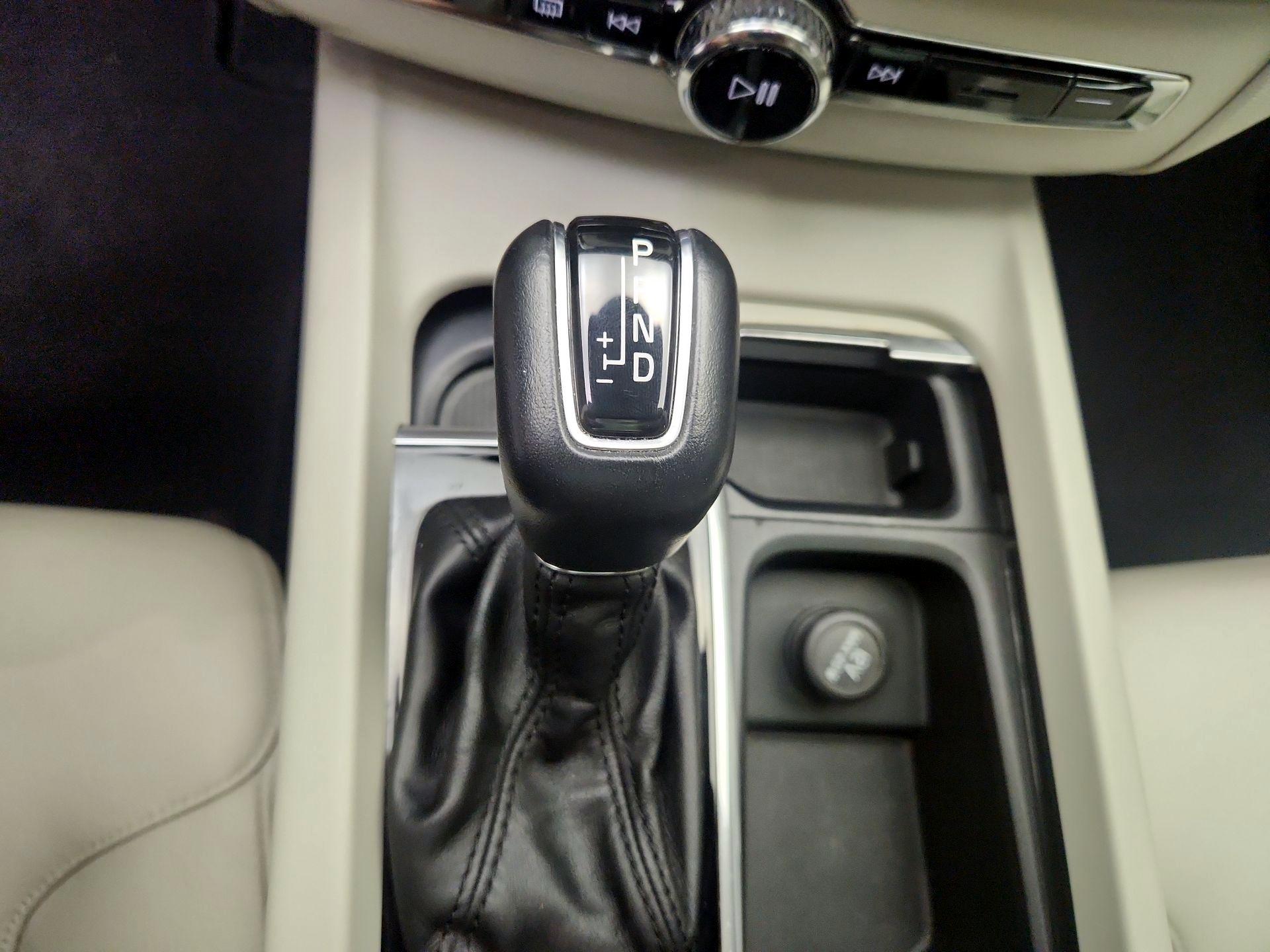 Thumbnail: 2018 Volvo XC60 - 18
