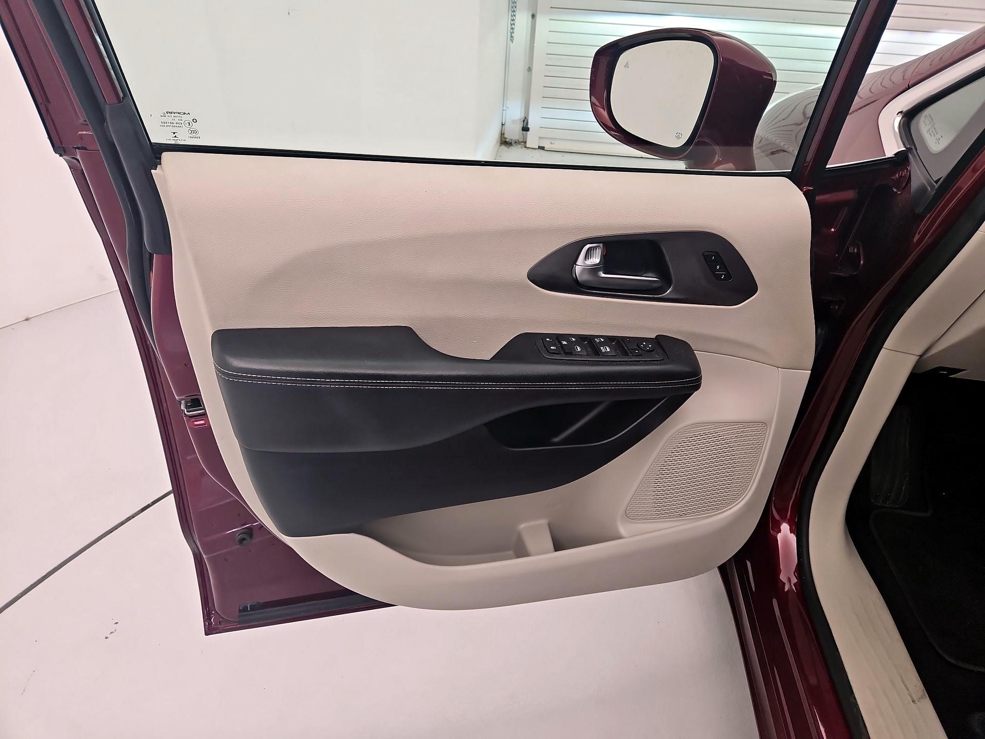 Thumbnail: 2022 Chrysler Pacifica - 12