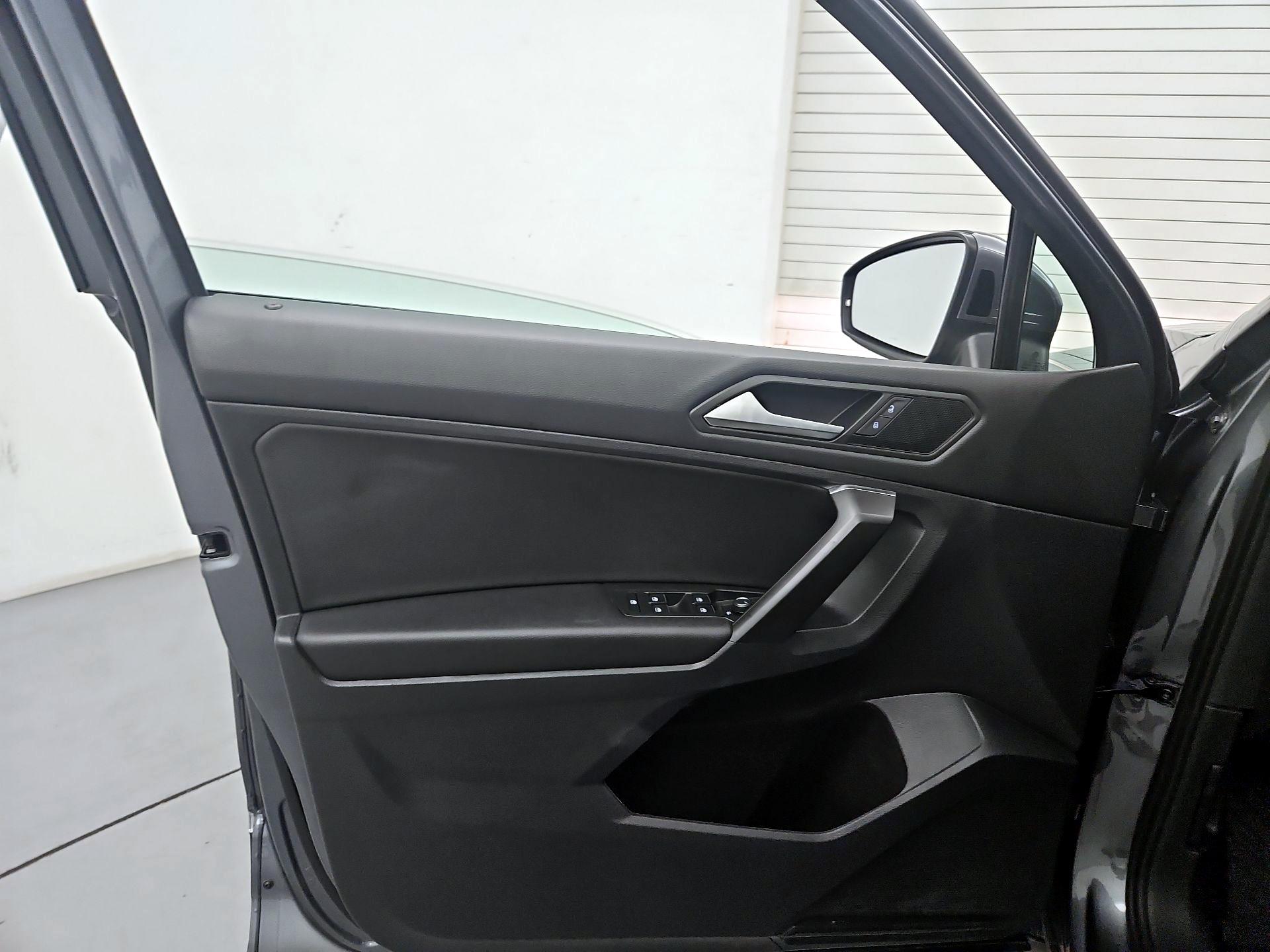 Thumbnail: 2021 Volkswagen Tiguan - 12
