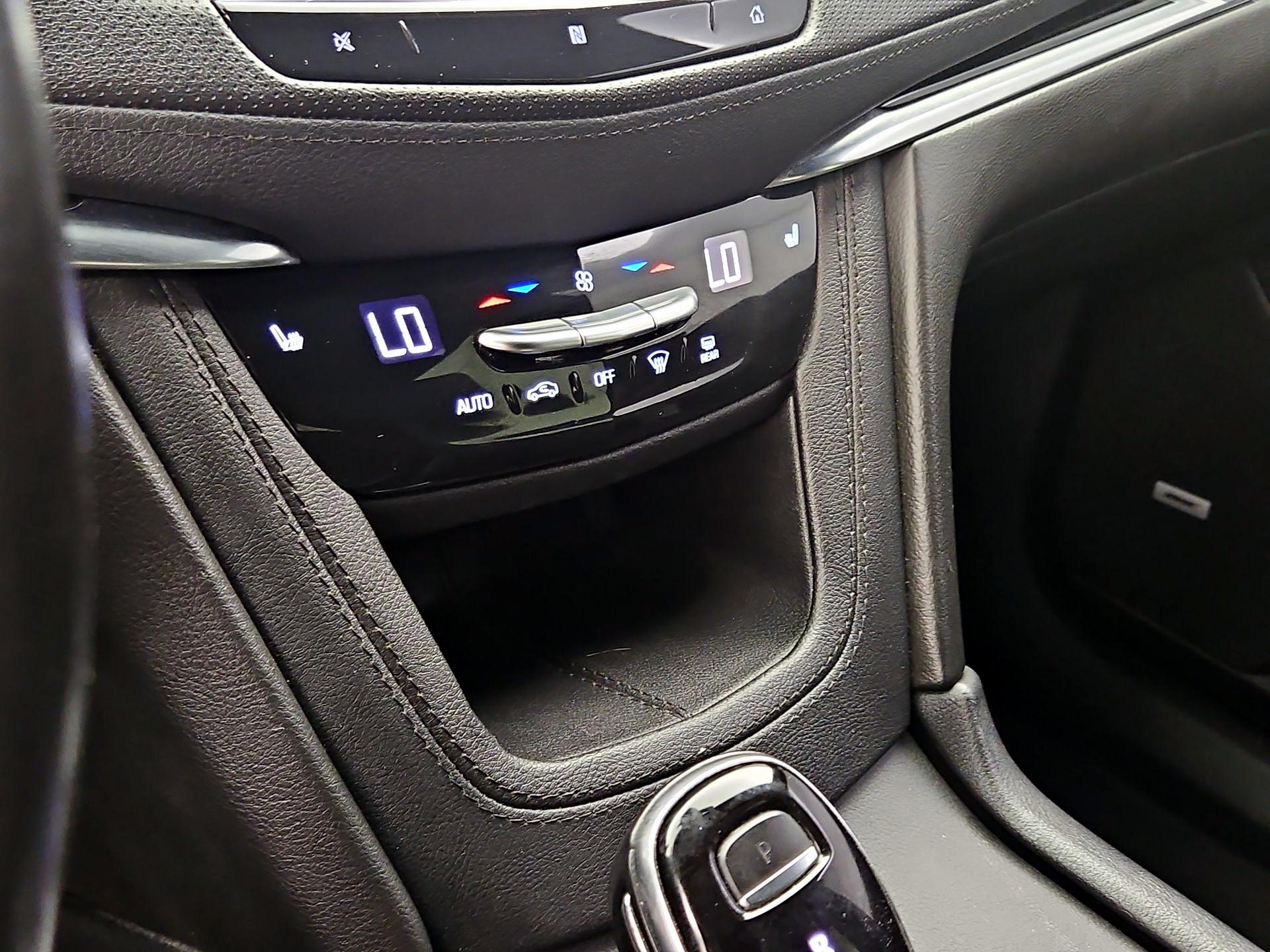 Thumbnail: 2021 Cadillac XT6 - 16