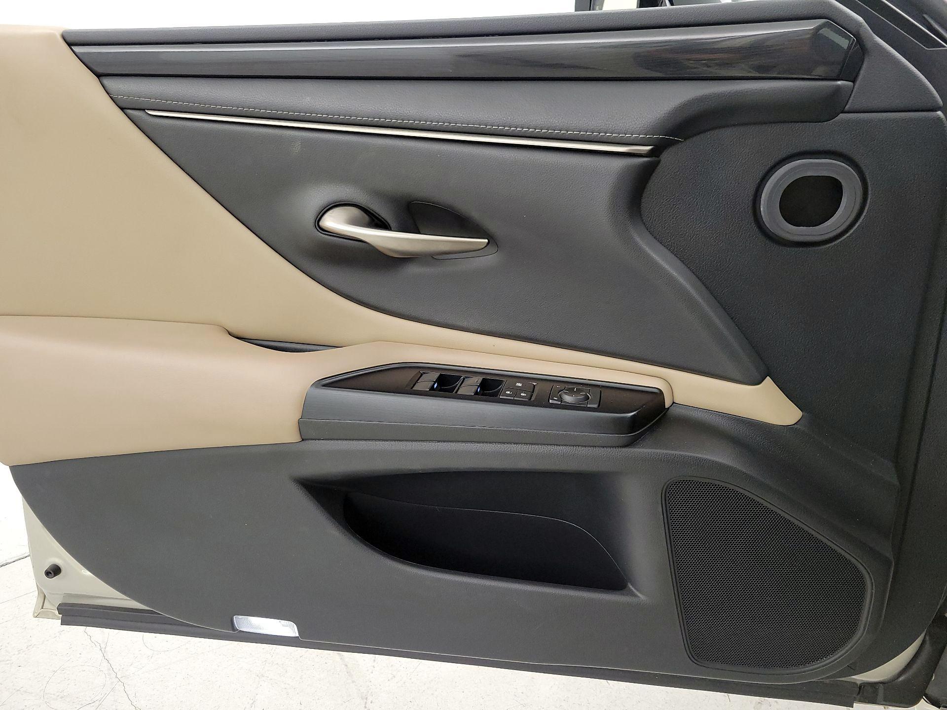 Thumbnail: 2020 Lexus ES - 12