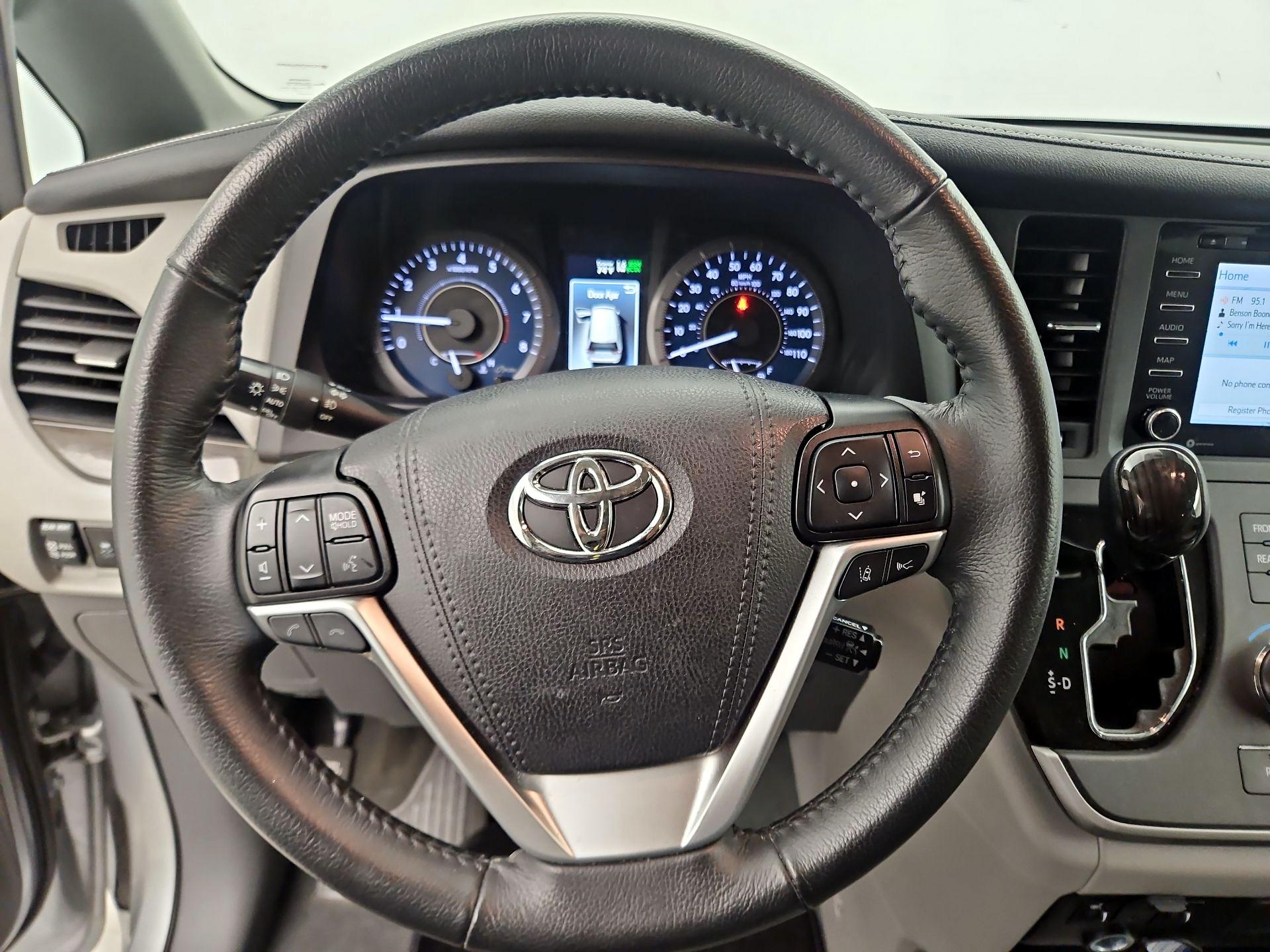 Thumbnail: 2020 Toyota Sienna - 10
