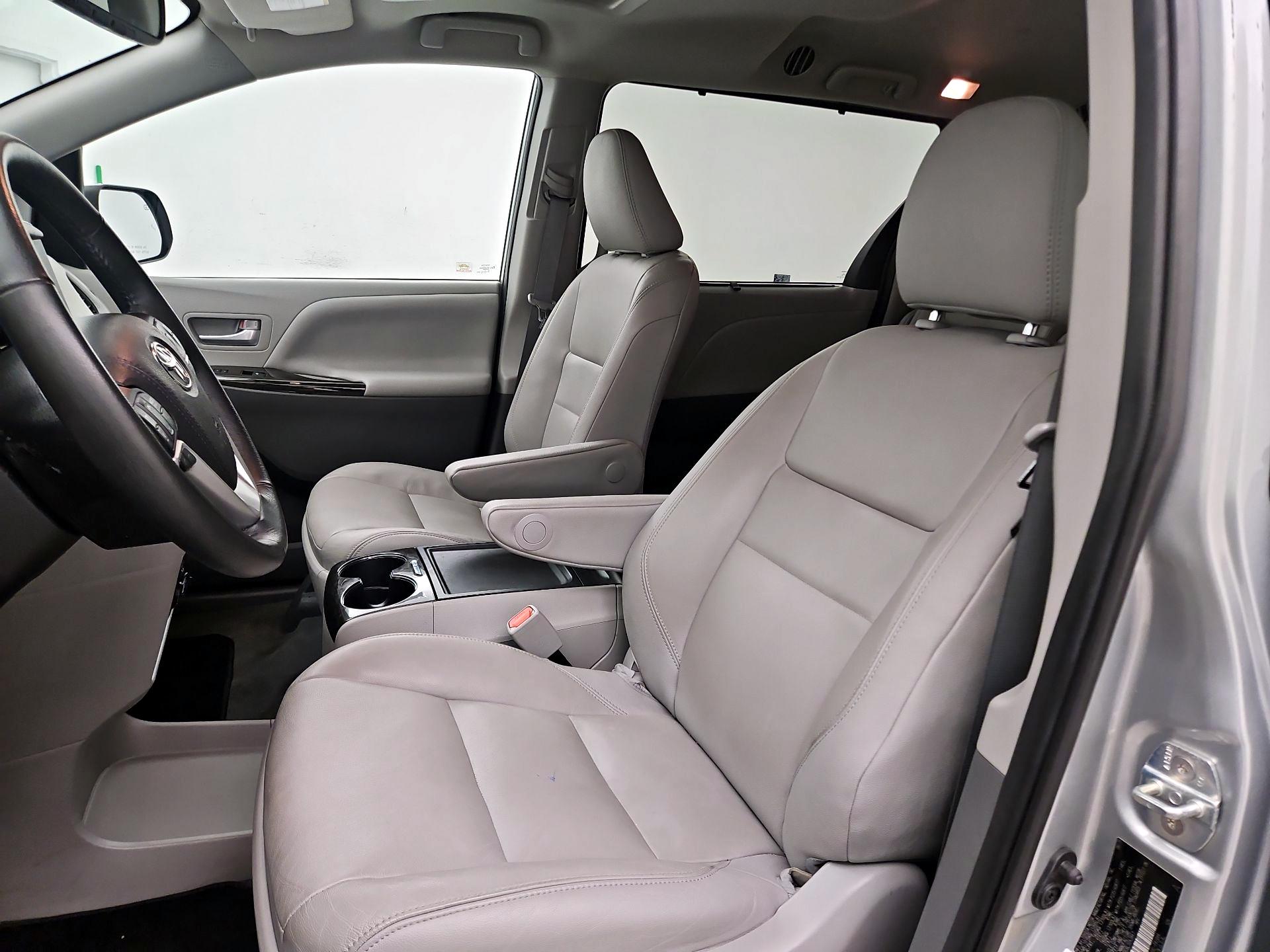 Thumbnail: 2020 Toyota Sienna - 11