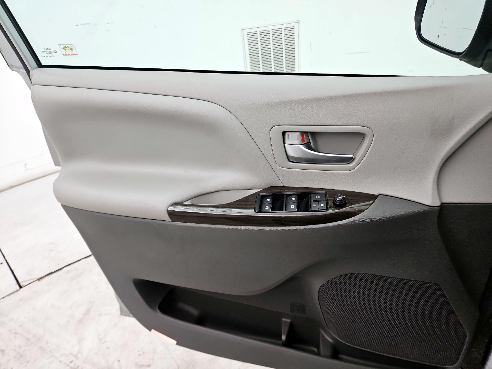 Thumbnail: 2020 Toyota Sienna - 12