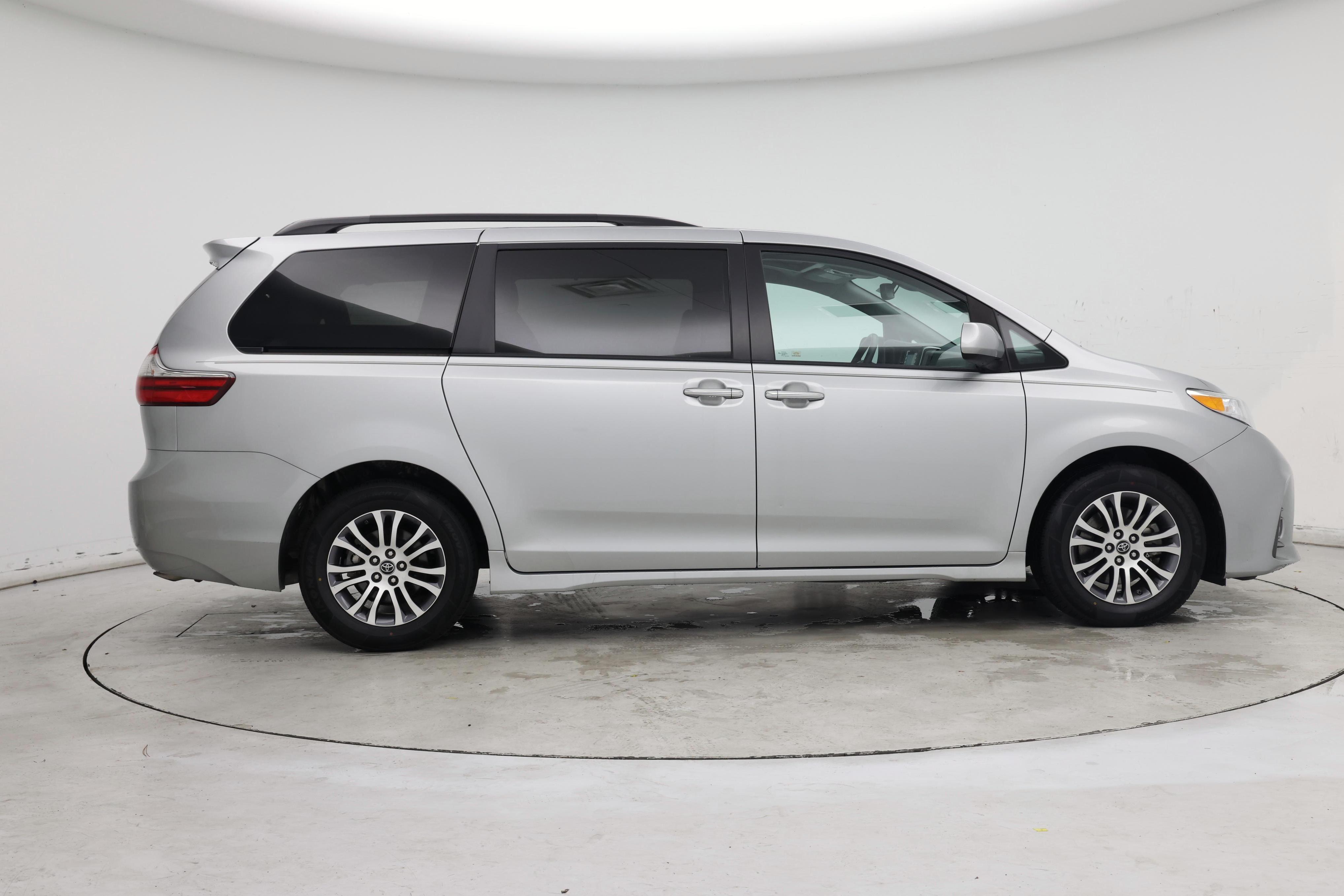 Thumbnail: 2020 Toyota Sienna - 7
