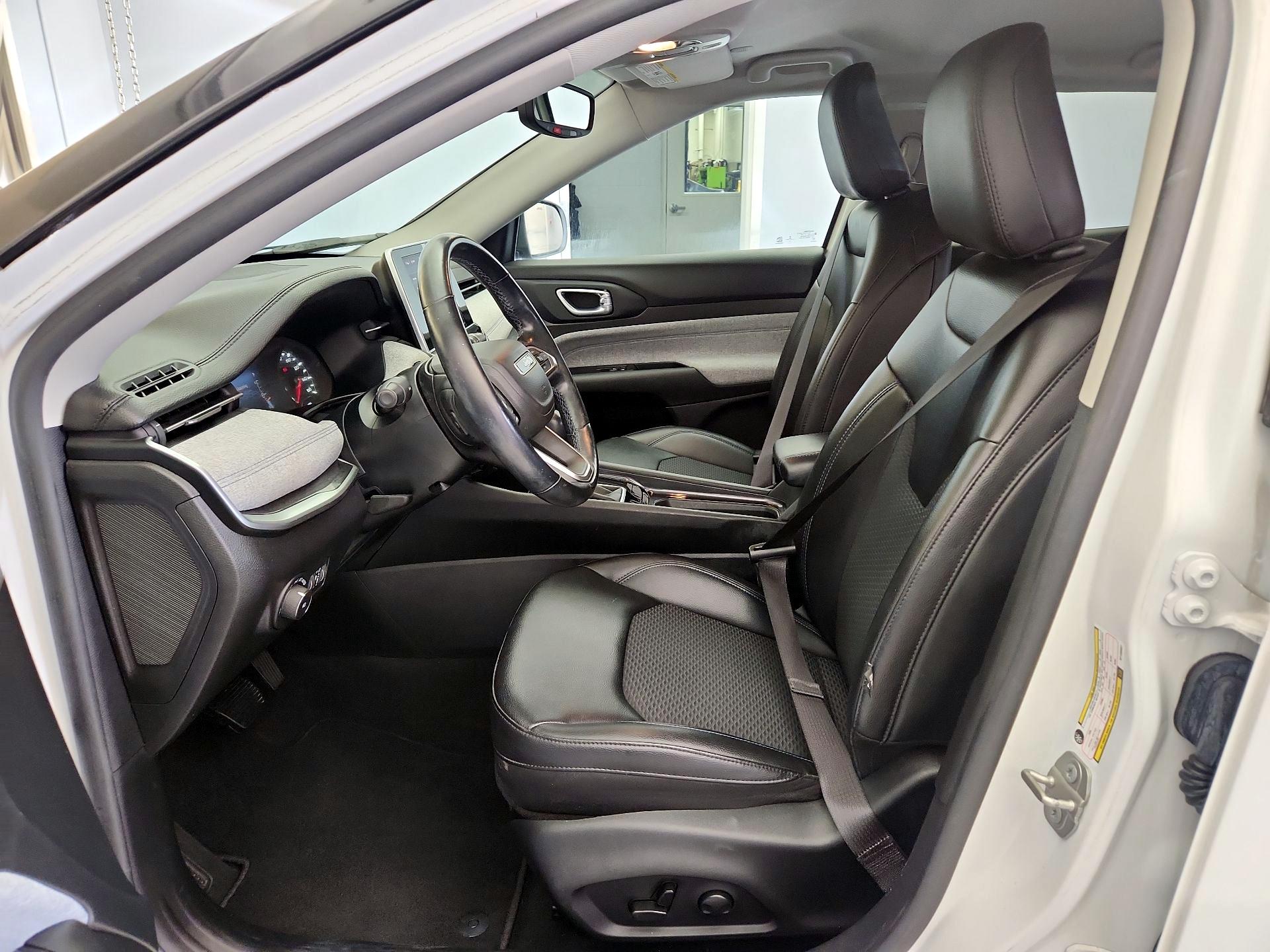 Thumbnail: 2022 Jeep Compass - 11