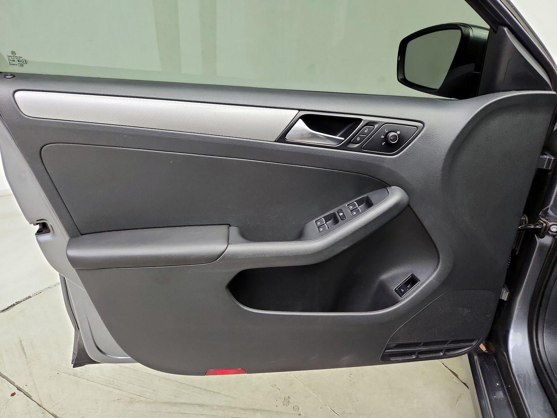 Thumbnail: 2015 Volkswagen Jetta - 12