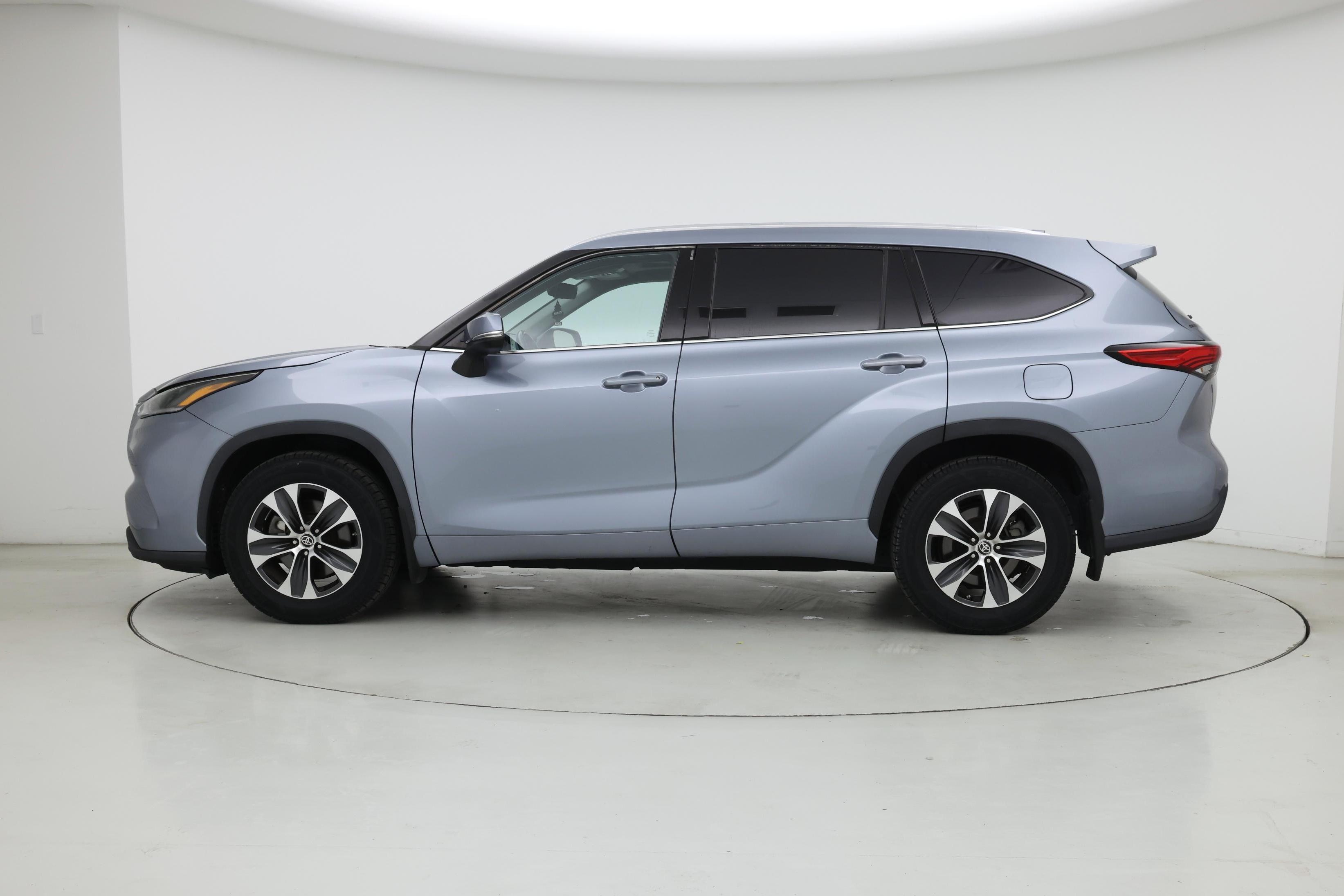 Thumbnail: 2021 Toyota Highlander - 3