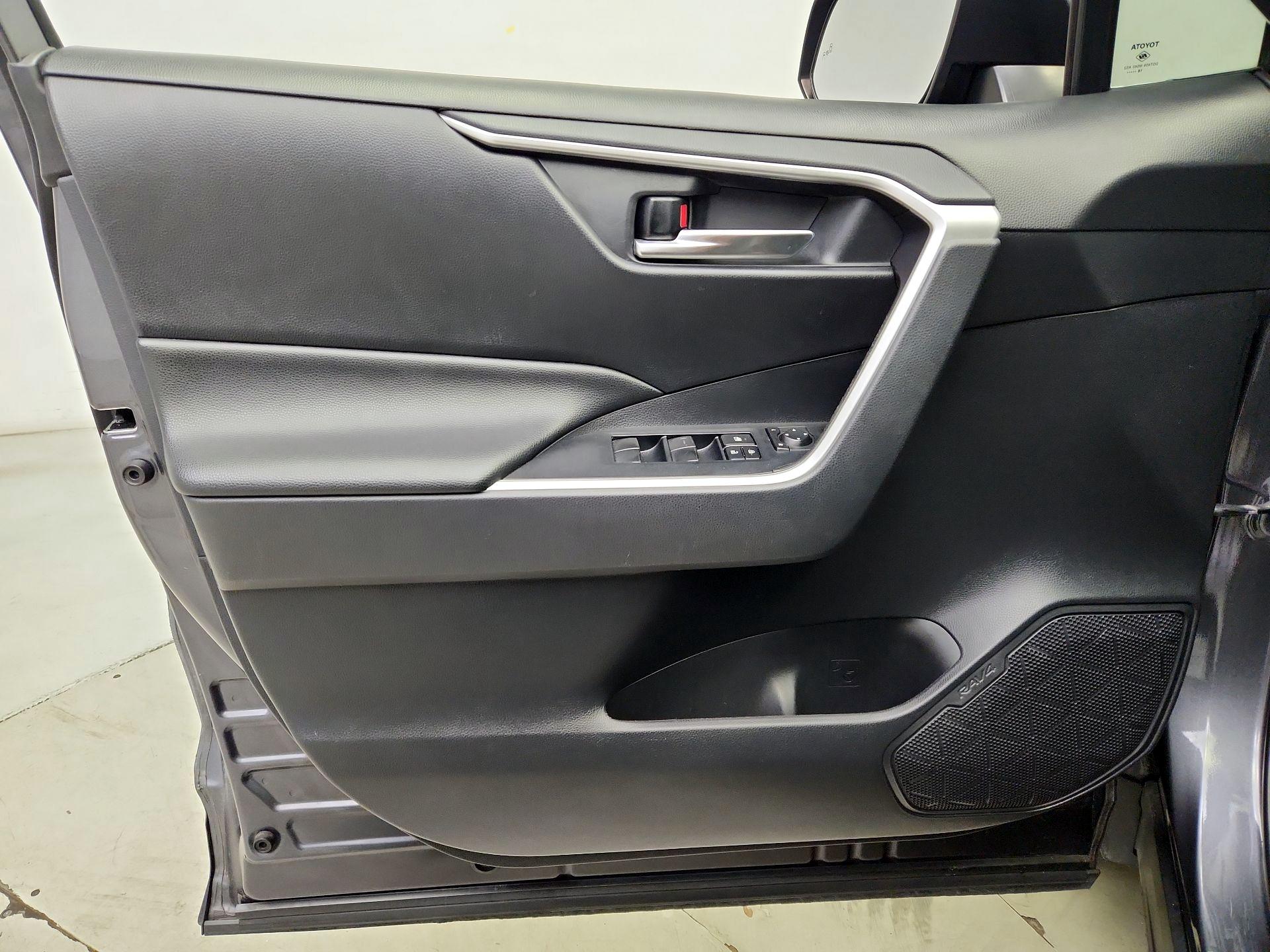 Thumbnail: 2019 Toyota RAV4 - 12