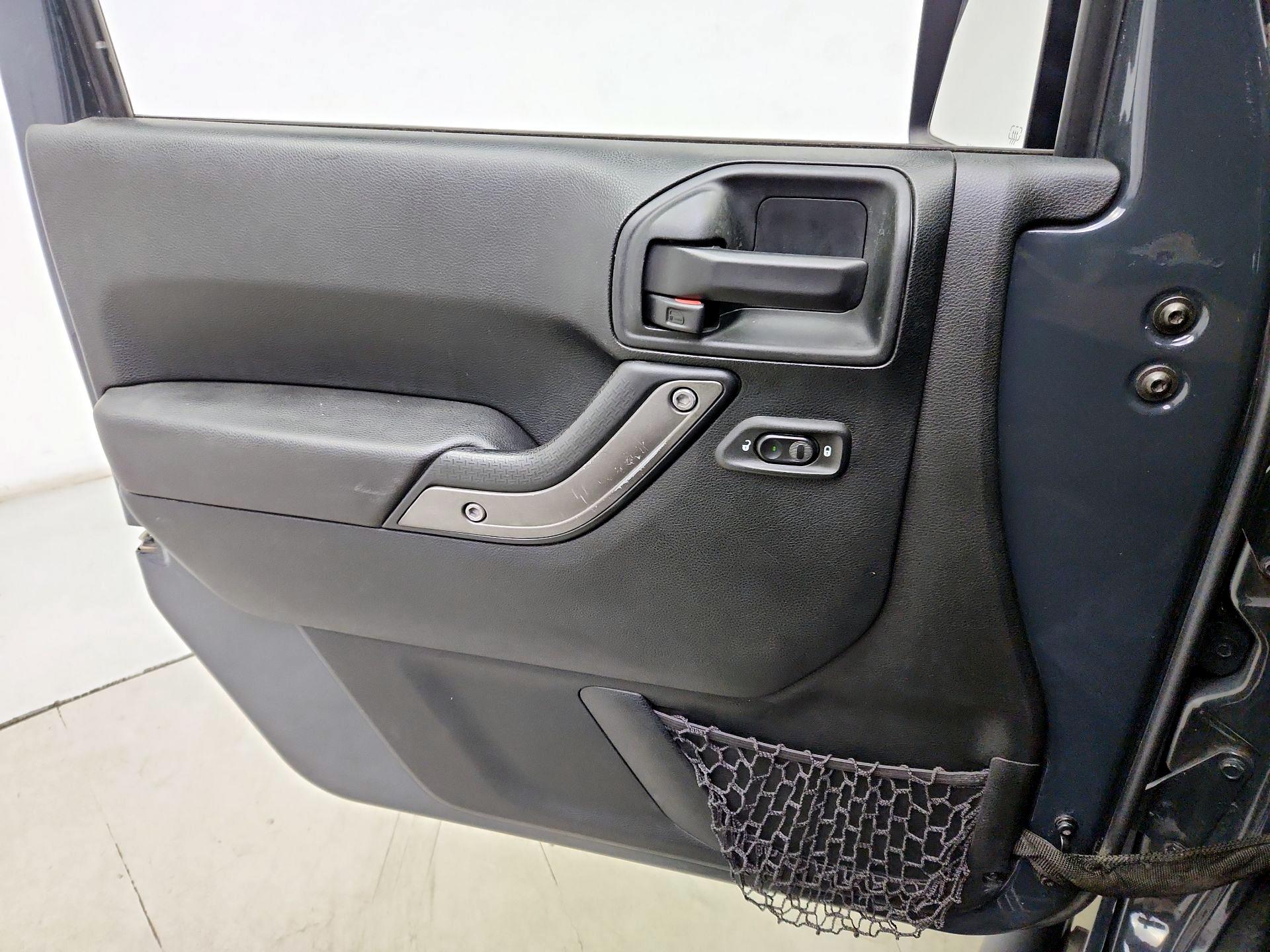 Thumbnail: 2018 Jeep Wrangler - 12
