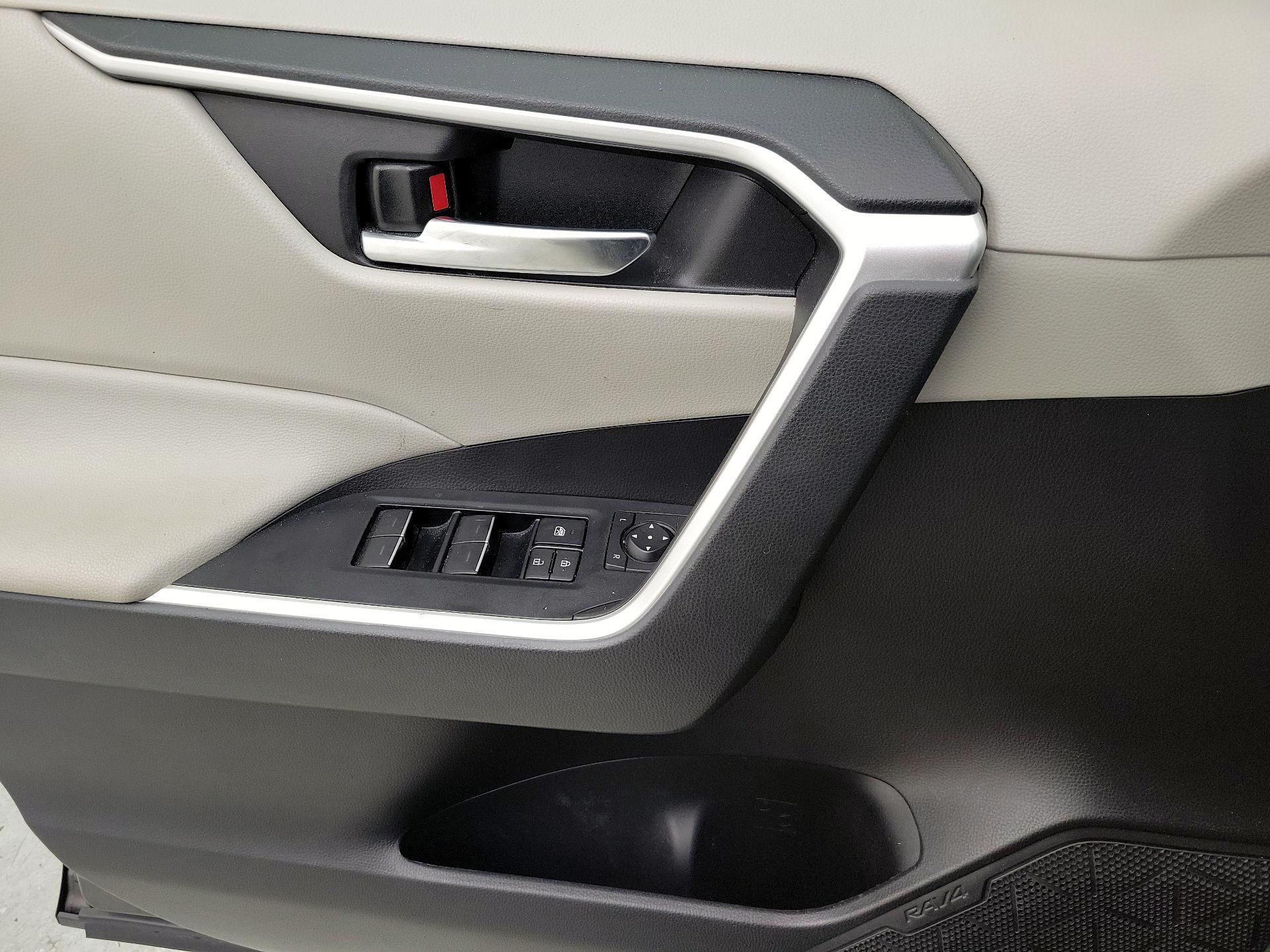 Thumbnail: 2022 Toyota RAV4 - 12