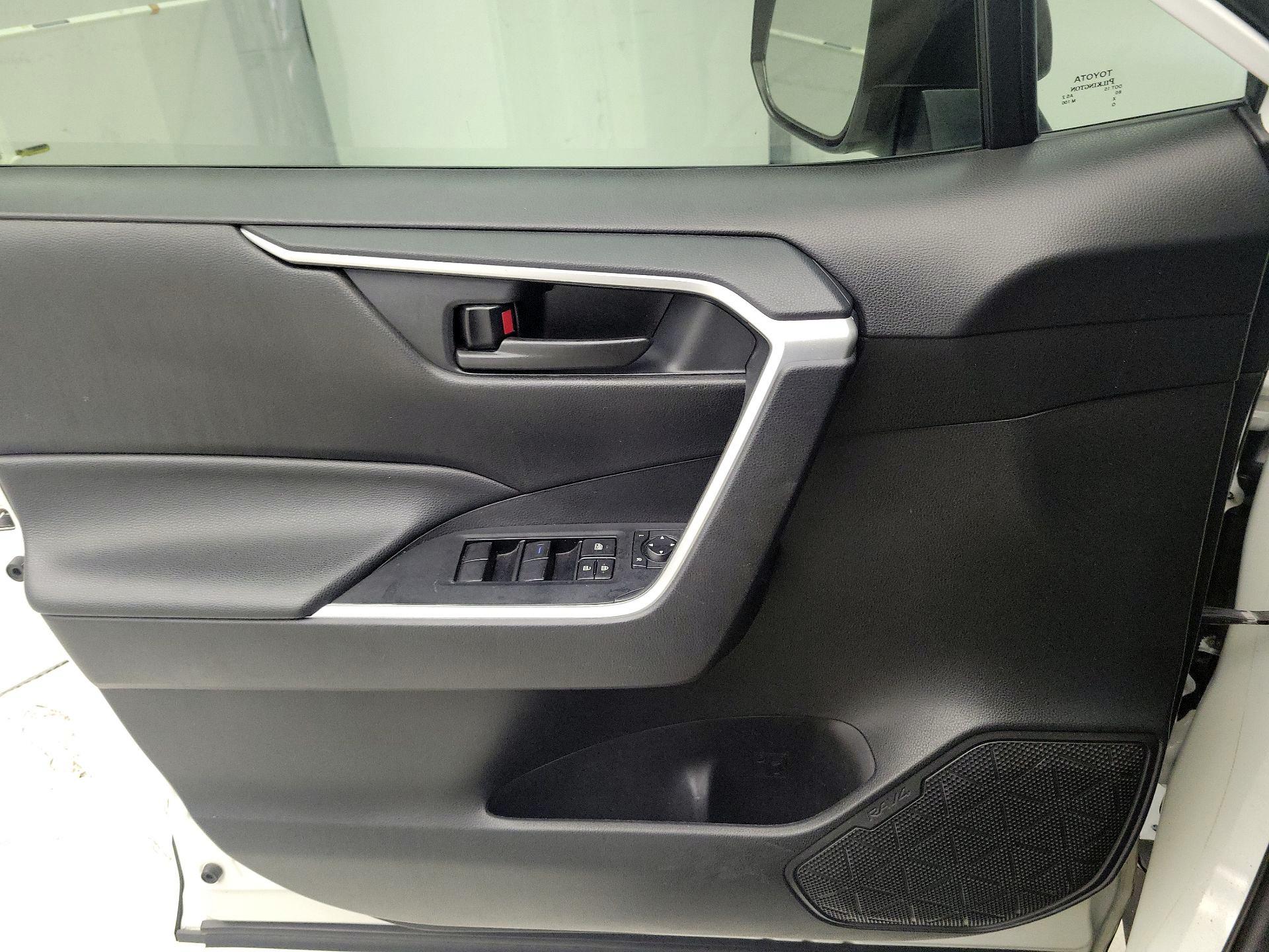 Thumbnail: 2020 Toyota RAV4 - 12