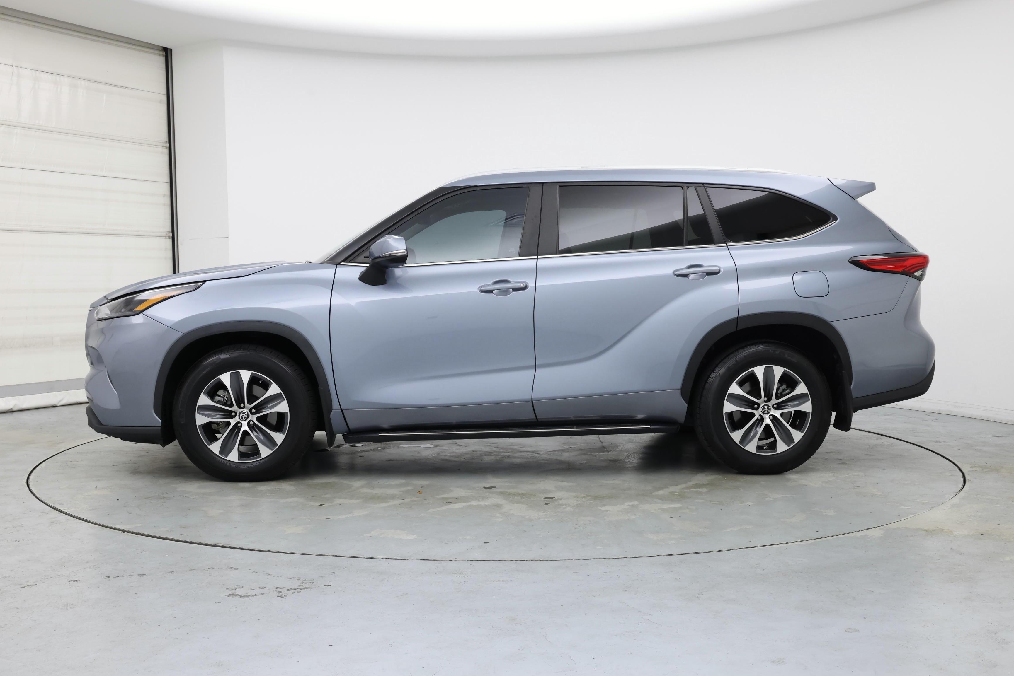Thumbnail: 2023 Toyota Highlander - 3