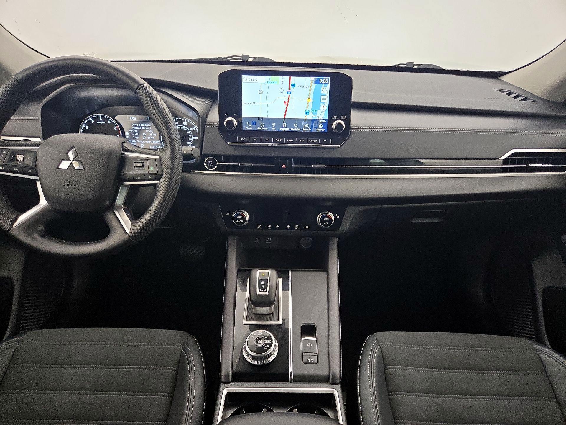 Thumbnail: 2023 Mitsubishi Outlander - 9