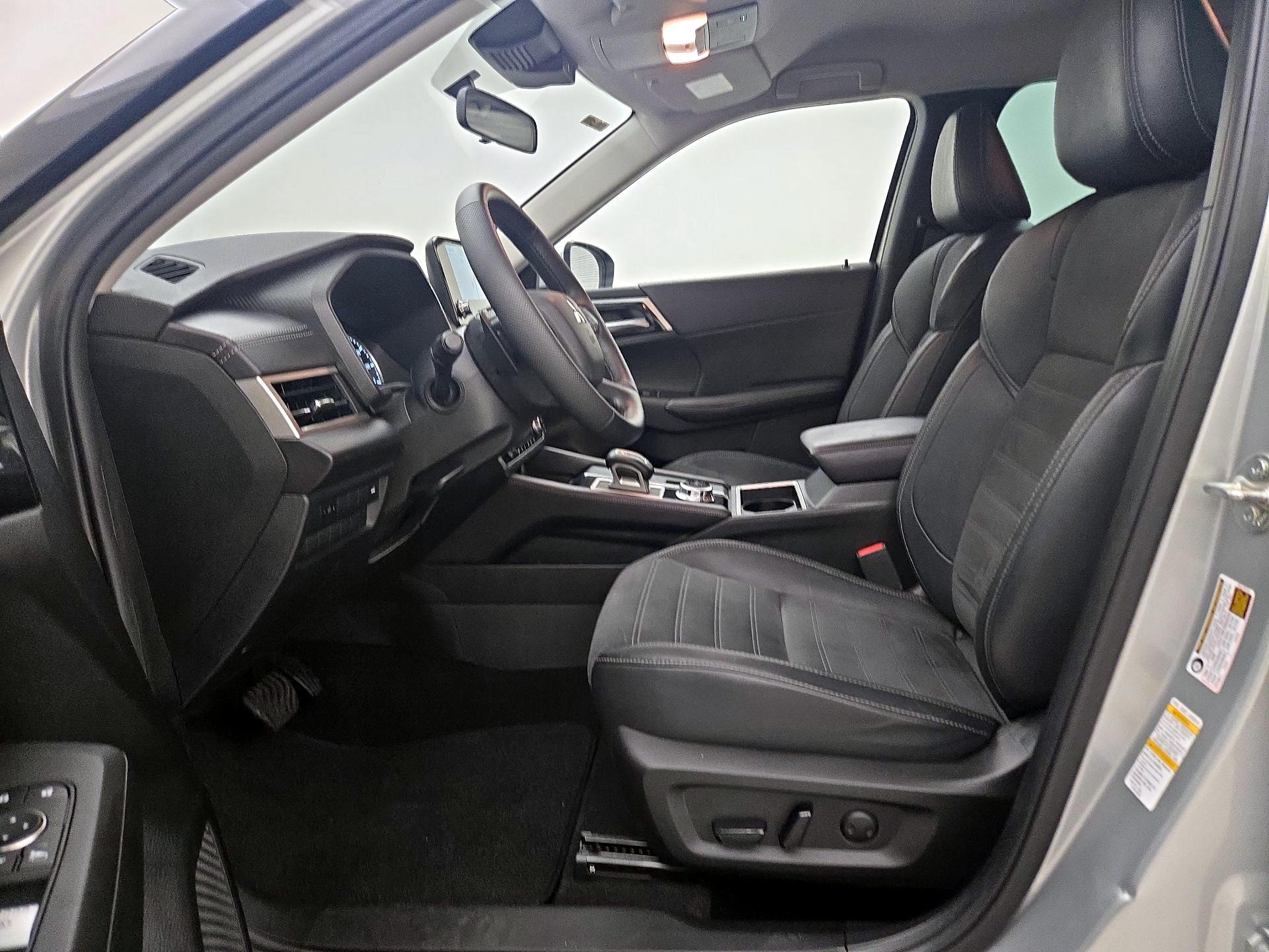 Thumbnail: 2023 Mitsubishi Outlander - 11