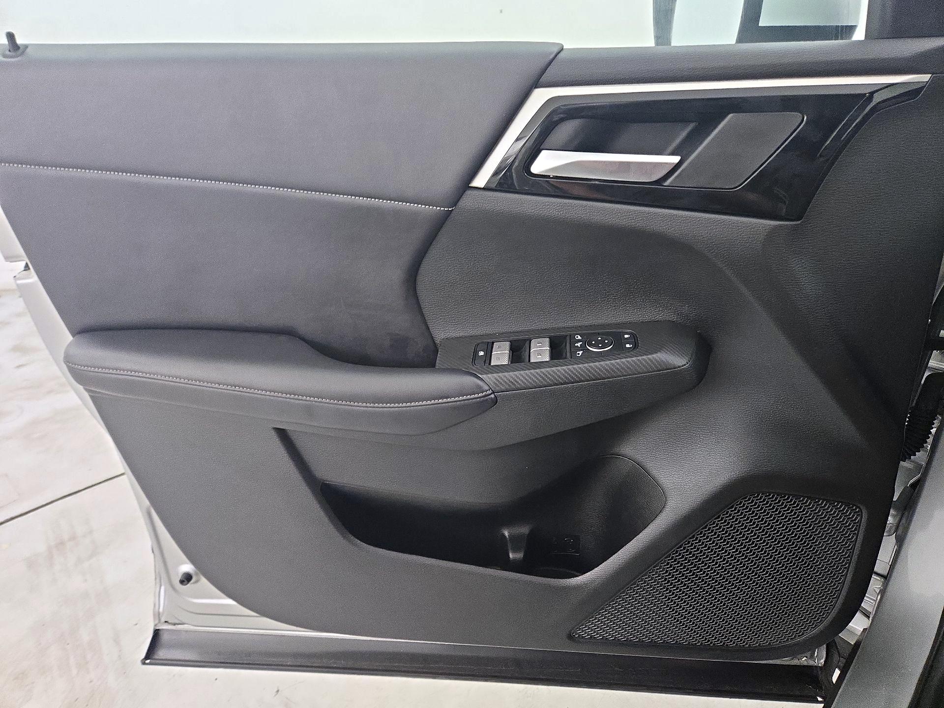 Thumbnail: 2023 Mitsubishi Outlander - 12