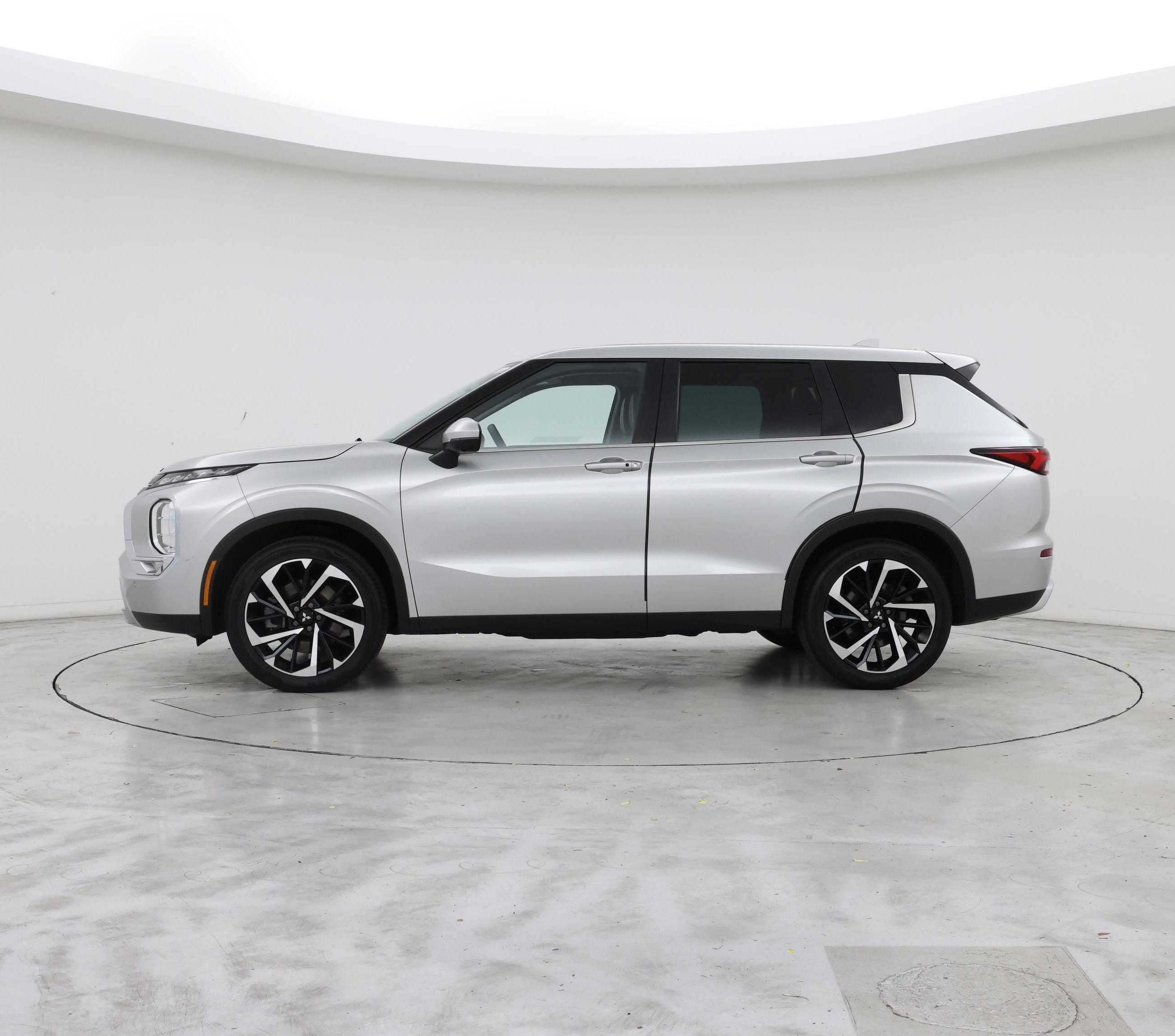 Thumbnail: 2023 Mitsubishi Outlander - 3