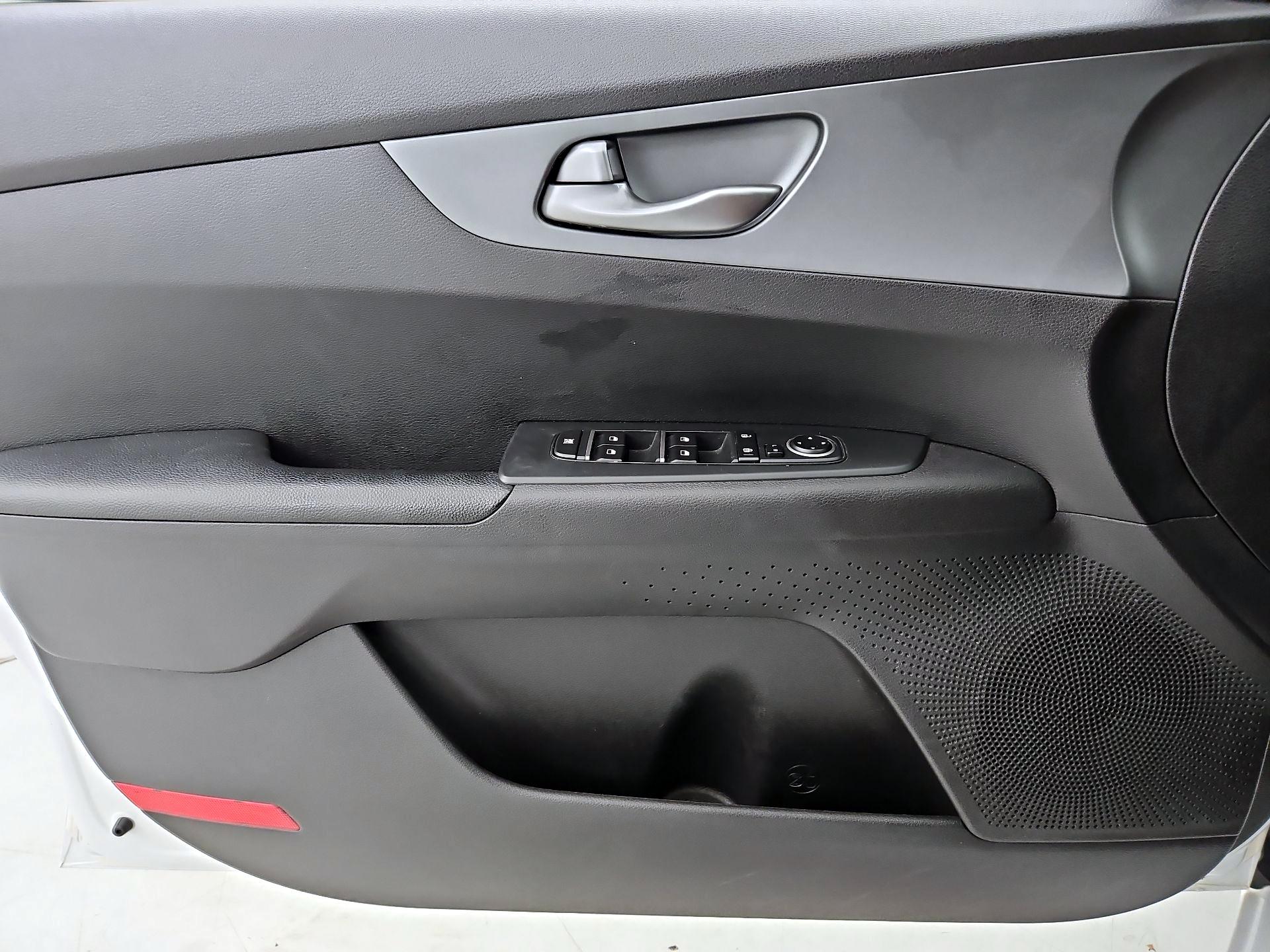 Thumbnail: 2021 Kia Forte - 12
