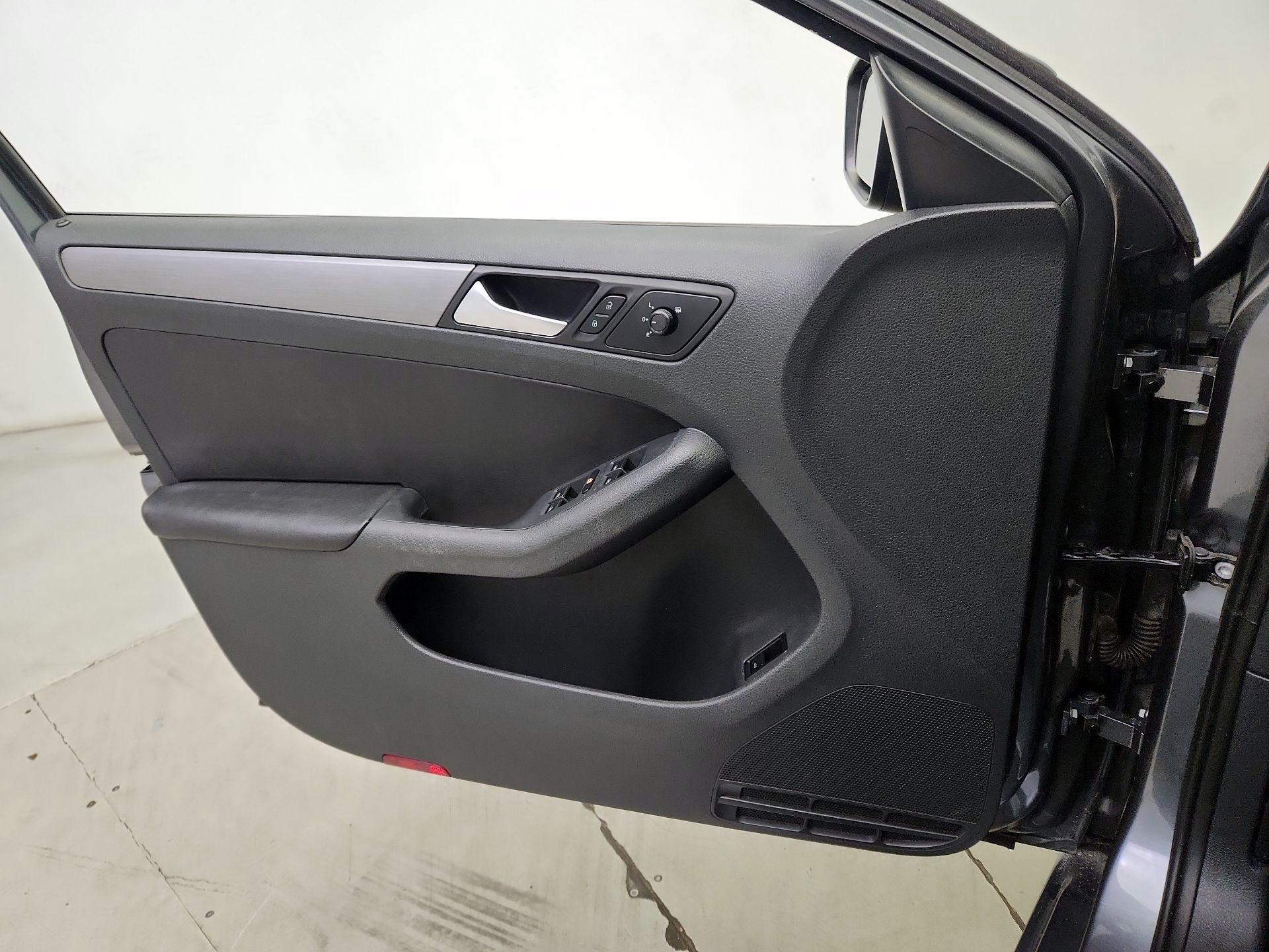 Thumbnail: 2016 Volkswagen Jetta - 12
