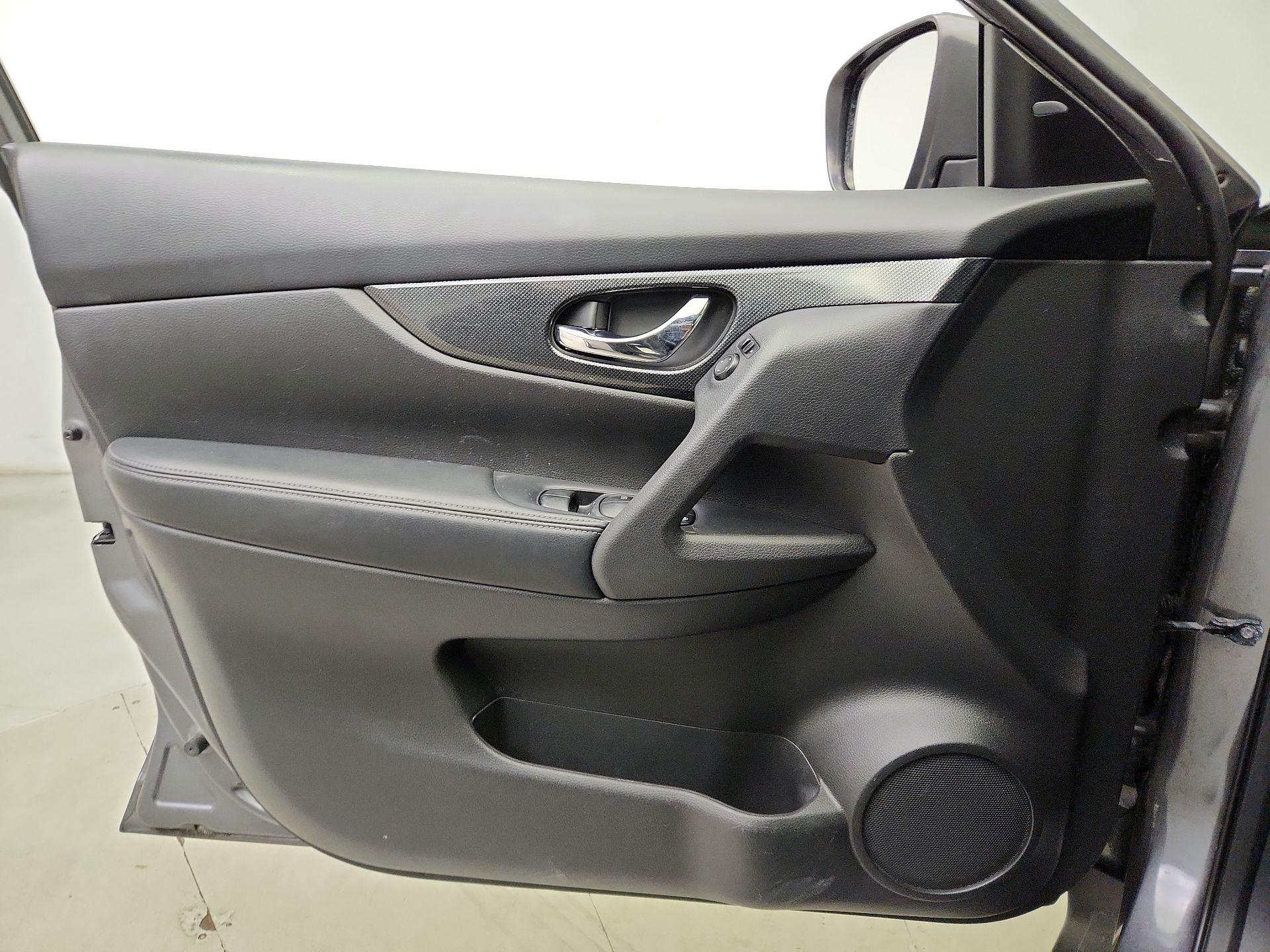 Thumbnail: 2015 Nissan Rogue - 12