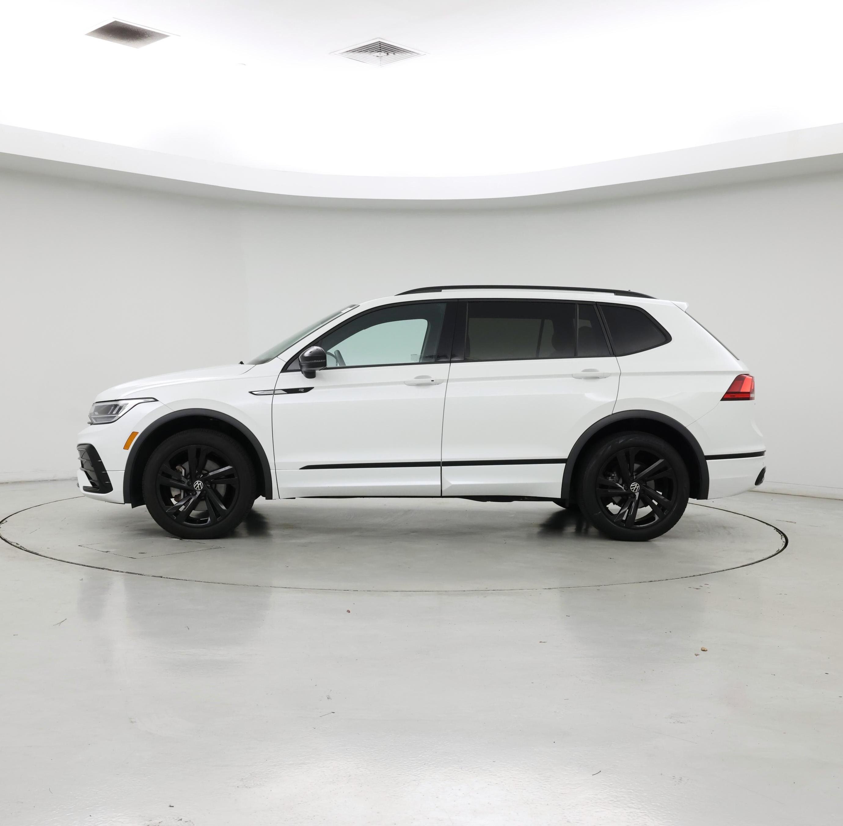 Thumbnail: 2023 Volkswagen Tiguan - 3