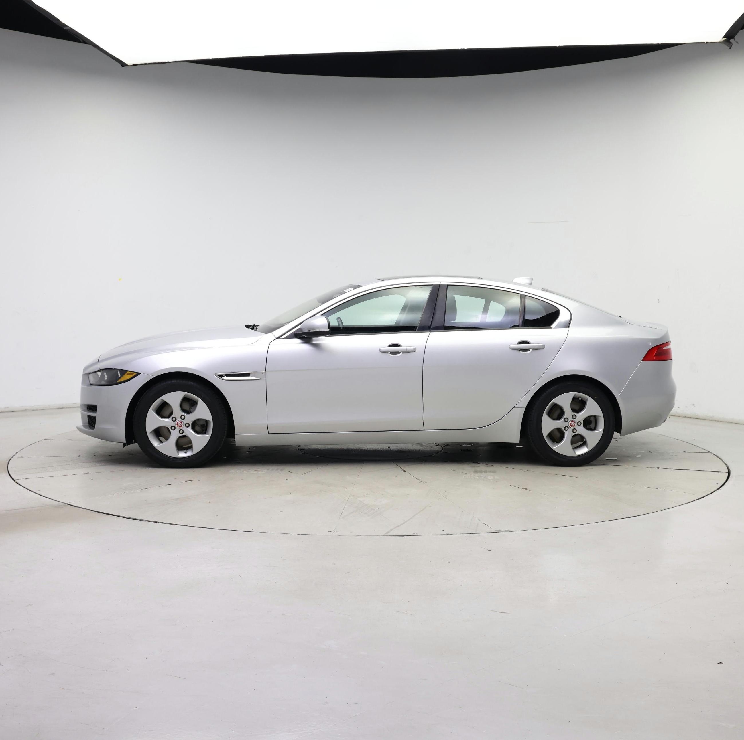 Thumbnail: 2017 Jaguar XE - 3