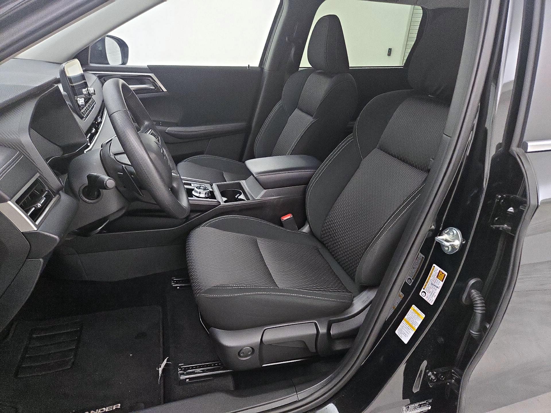Thumbnail: 2024 Mitsubishi Outlander - 11
