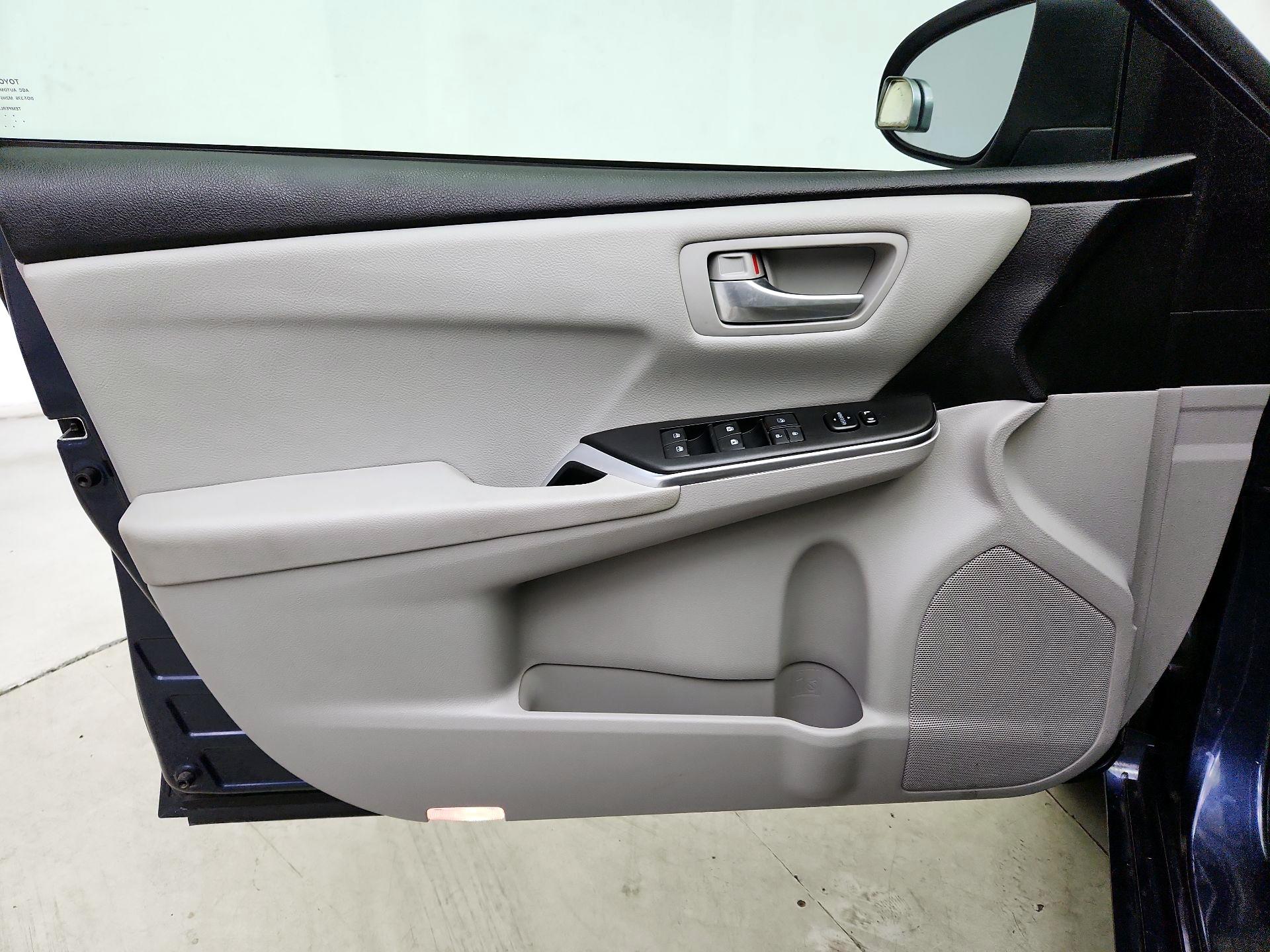 Thumbnail: 2016 Toyota Camry - 12